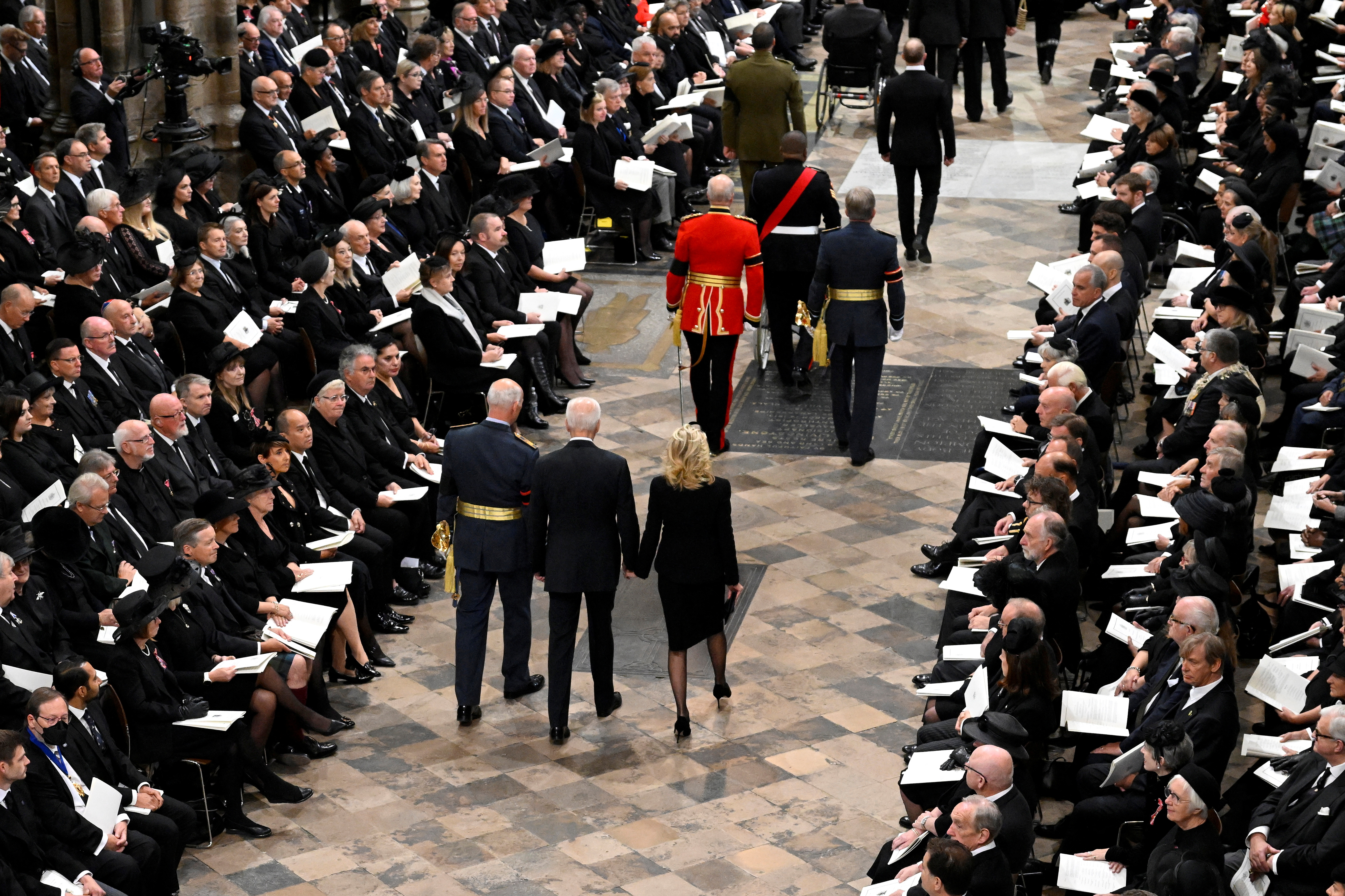 El presidente de Estados Unidos, Joe Biden y Jill Biden asisten al funeral de Estado de la reina Isabel II en la Abadía de Westminster el 19 de septiembre de 2022 en Londres, Inglaterra. Gareth Cattermole/Pool vía REUTERS/Archivo