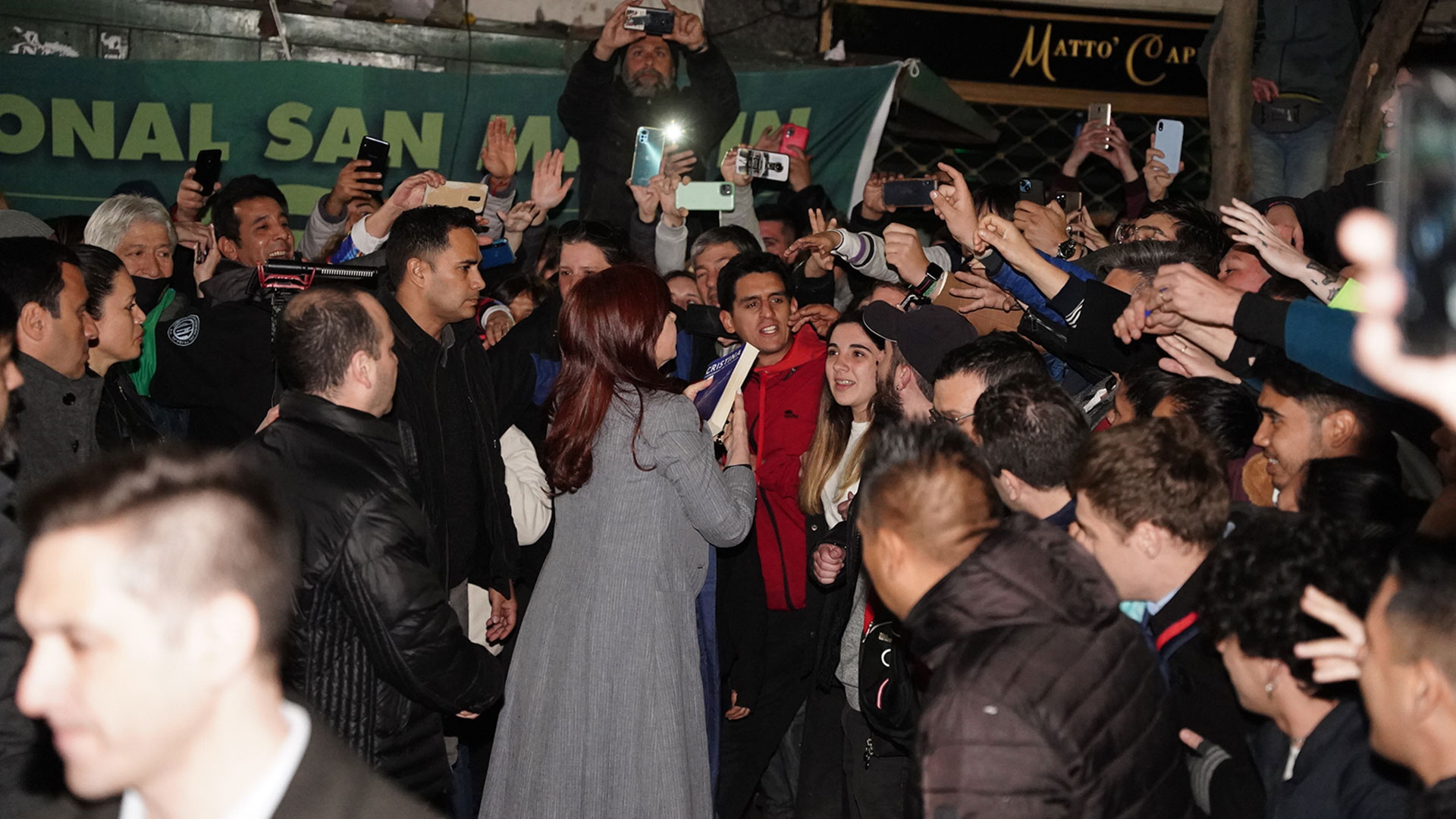 Cristina Kichner y los militantes en la puerta de su casa (Franco Fafasuli)