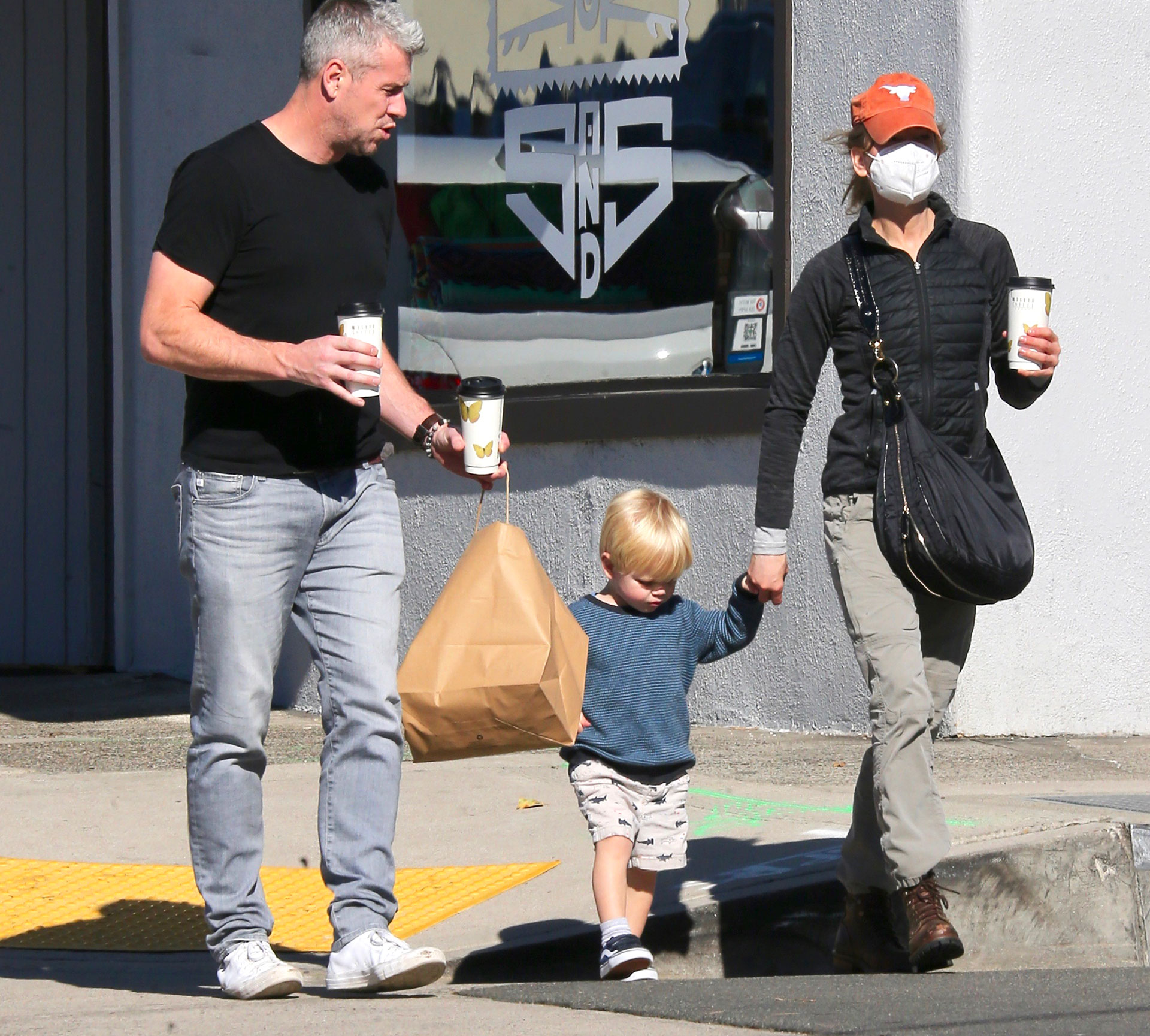 Renee Zellweger y su pareja Ant Anstead pasearon con el hijo de él por el centro comercial de Laguna Beach, en California. Se detuvieron a comprar comida y beba para llevar en una reconocida tienda