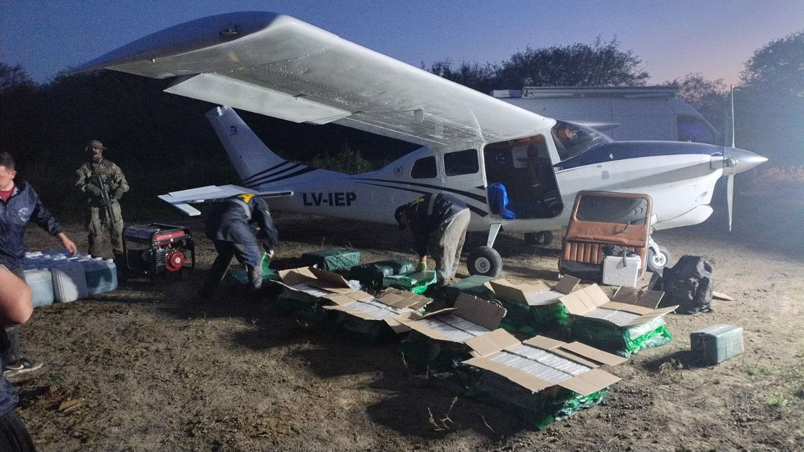 Descubrieron una avioneta narco en Santa Fe: incautaron 442 kilos de coca&iacute;na y hay ocho detenidos