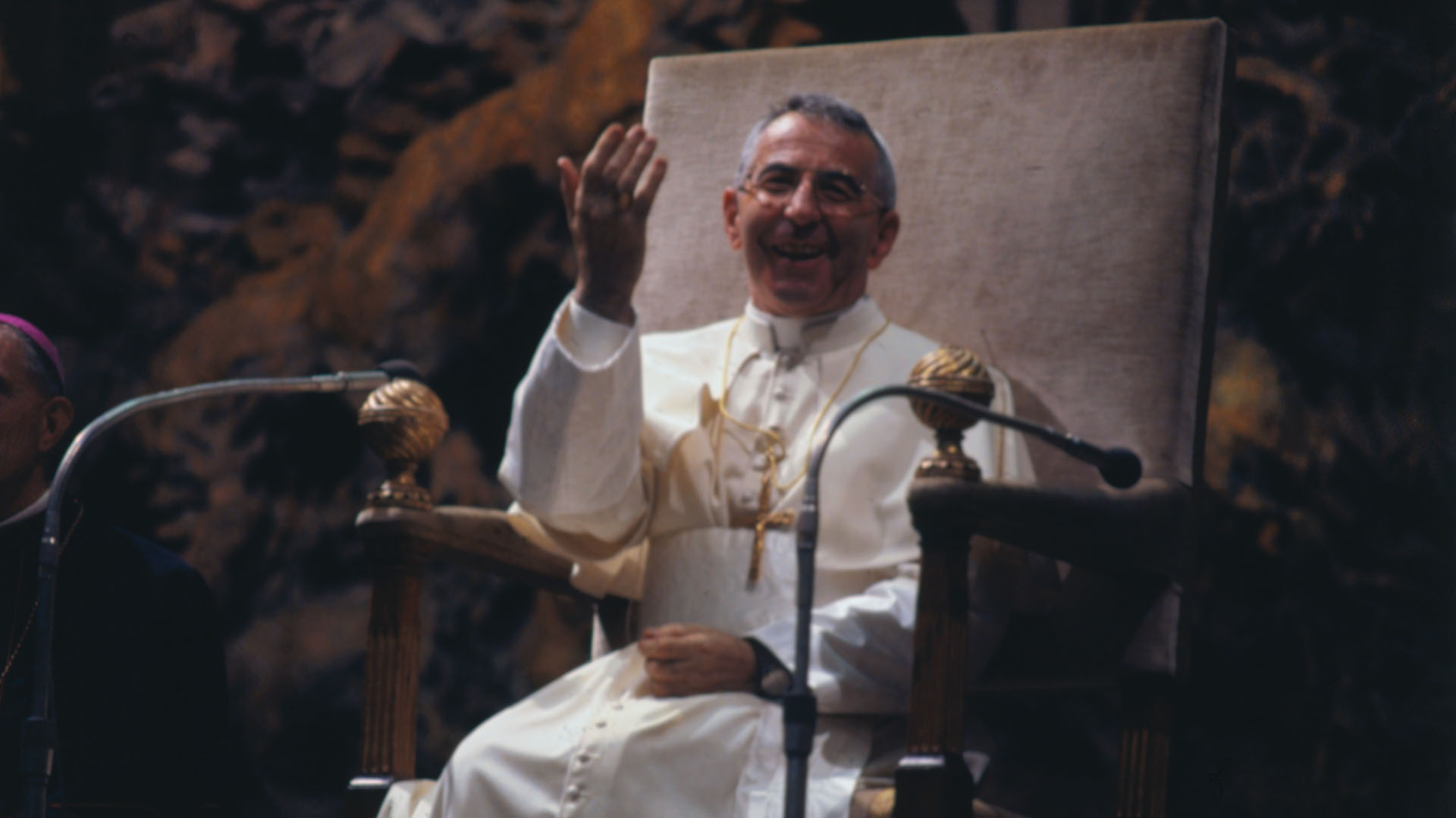 Juan Pablo I saluda tras ser elegido como Papa en 1978