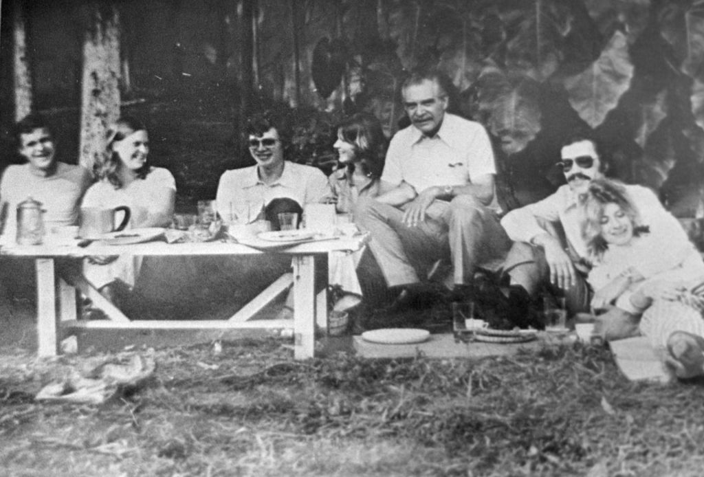 Josef Mengele (centro, al borde de la mesa) había tomado el nombre de su amigo Wolfgang Gerhard, a quien luego traicionó con su esposa. En la foto se lo ve sentado con amigos durante la década de 1970  (Bettmann Archive)