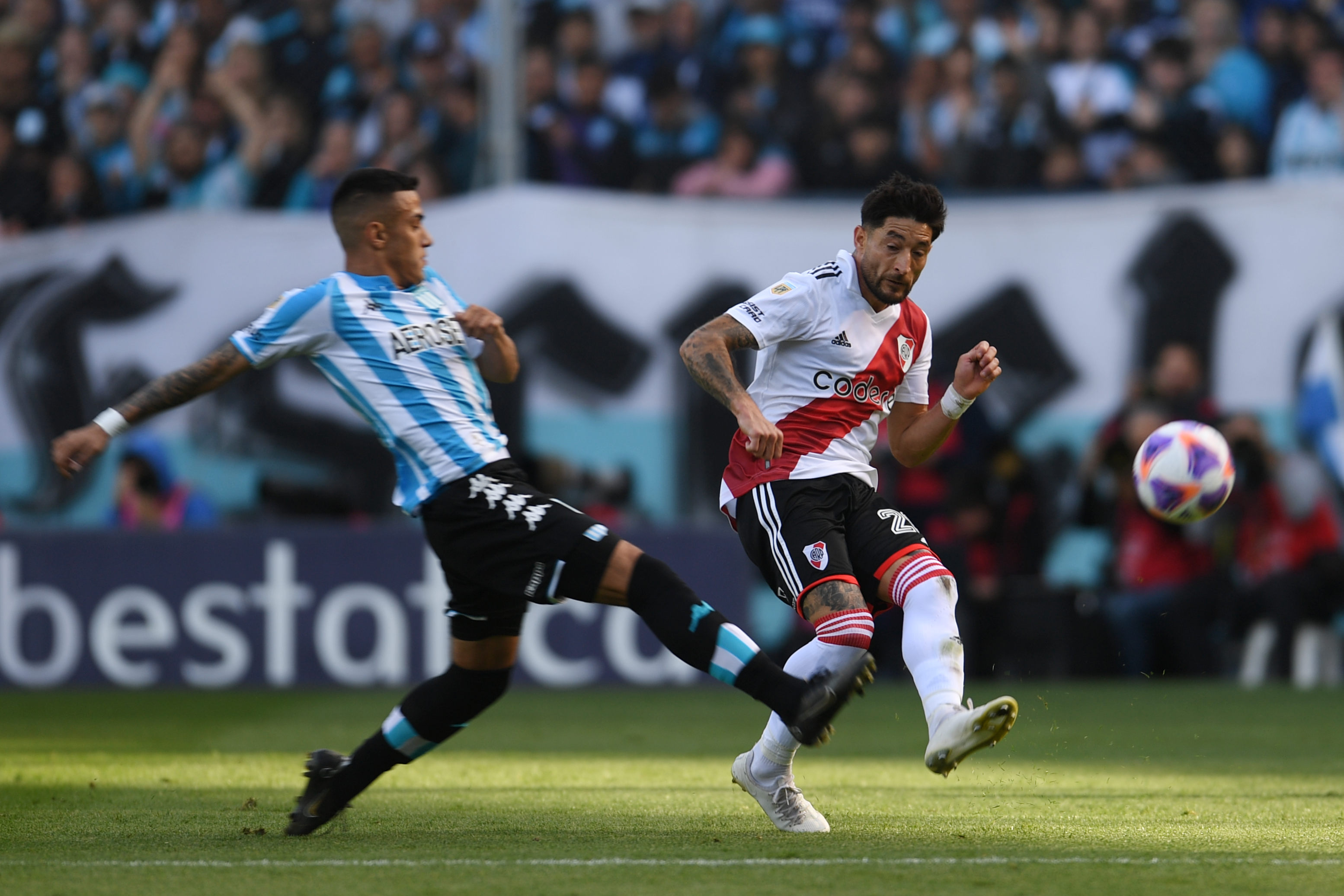 Milton Casco en acciÃ³n. Racing y River empatan 0-0 en Avellaneda (TELAM)