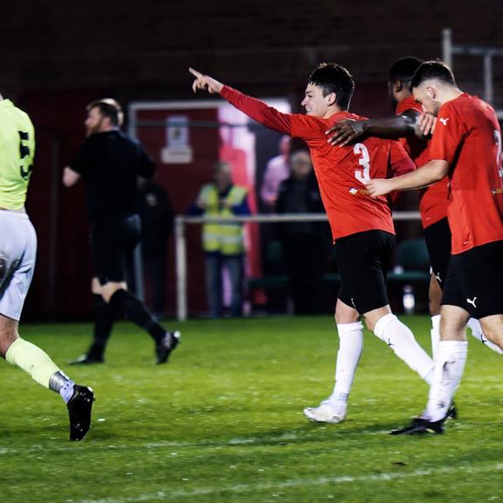 Agustín Álvarez celebra su gol con la camiseta del Abbey Hey