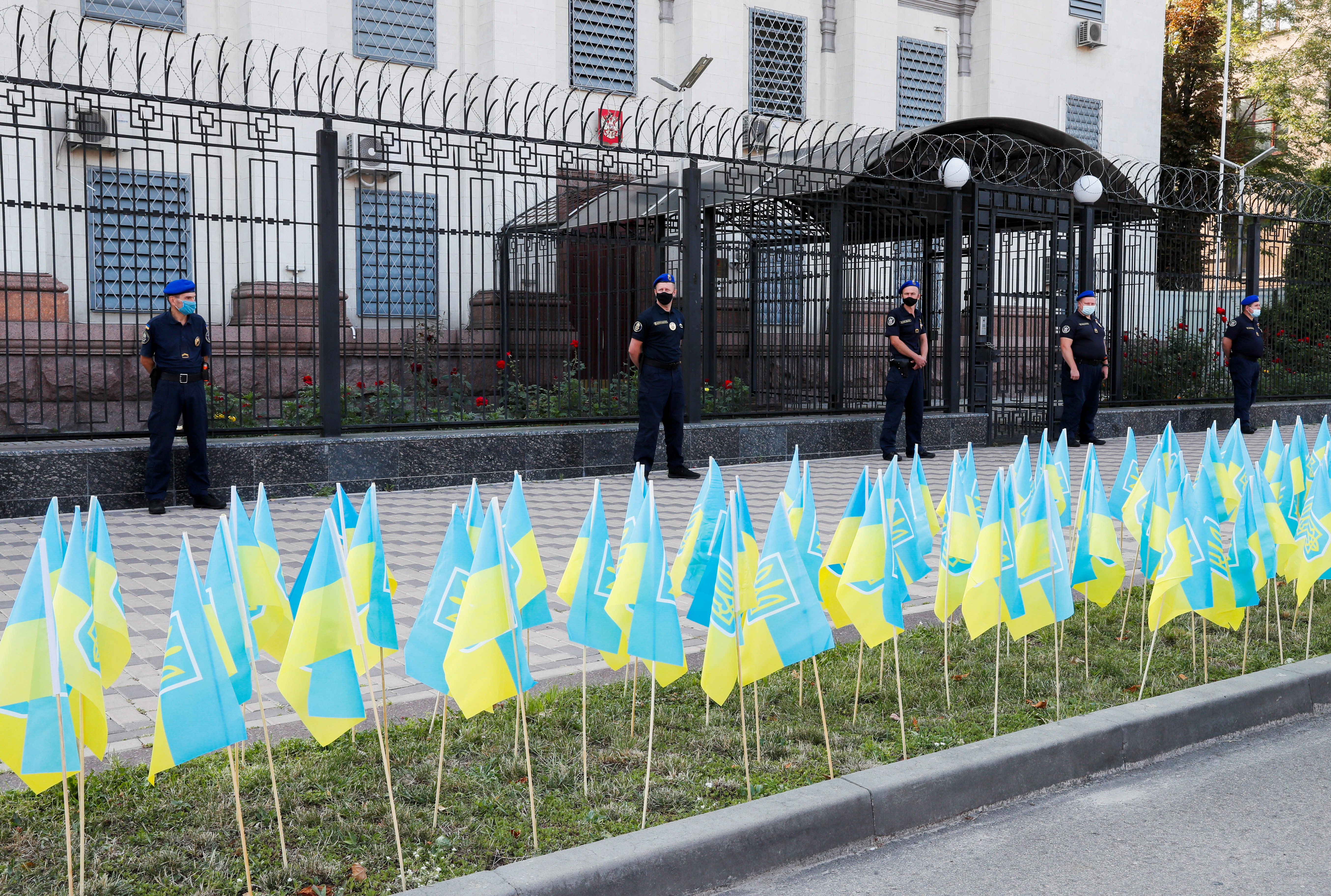 Las banderas ucranianas que simbolizan a 14.000 personas muertas en un conflicto entre las tropas ucranianas y las fuerzas separatistas respaldadas por Rusia en la región oriental de Donbas desde 2014 rodean la embajada rusa durante una manifestación en Kiev (REUTERS/Gleb Garanich)