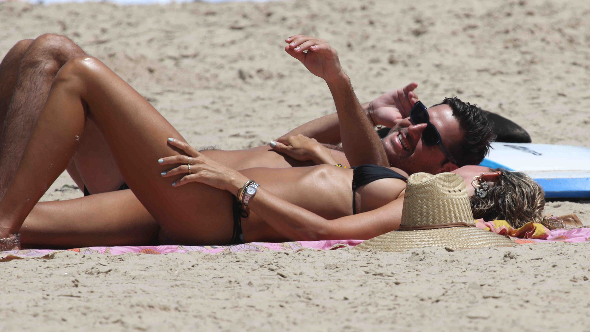 Dolores Barreiro y su novio, risas cómplices en la arena