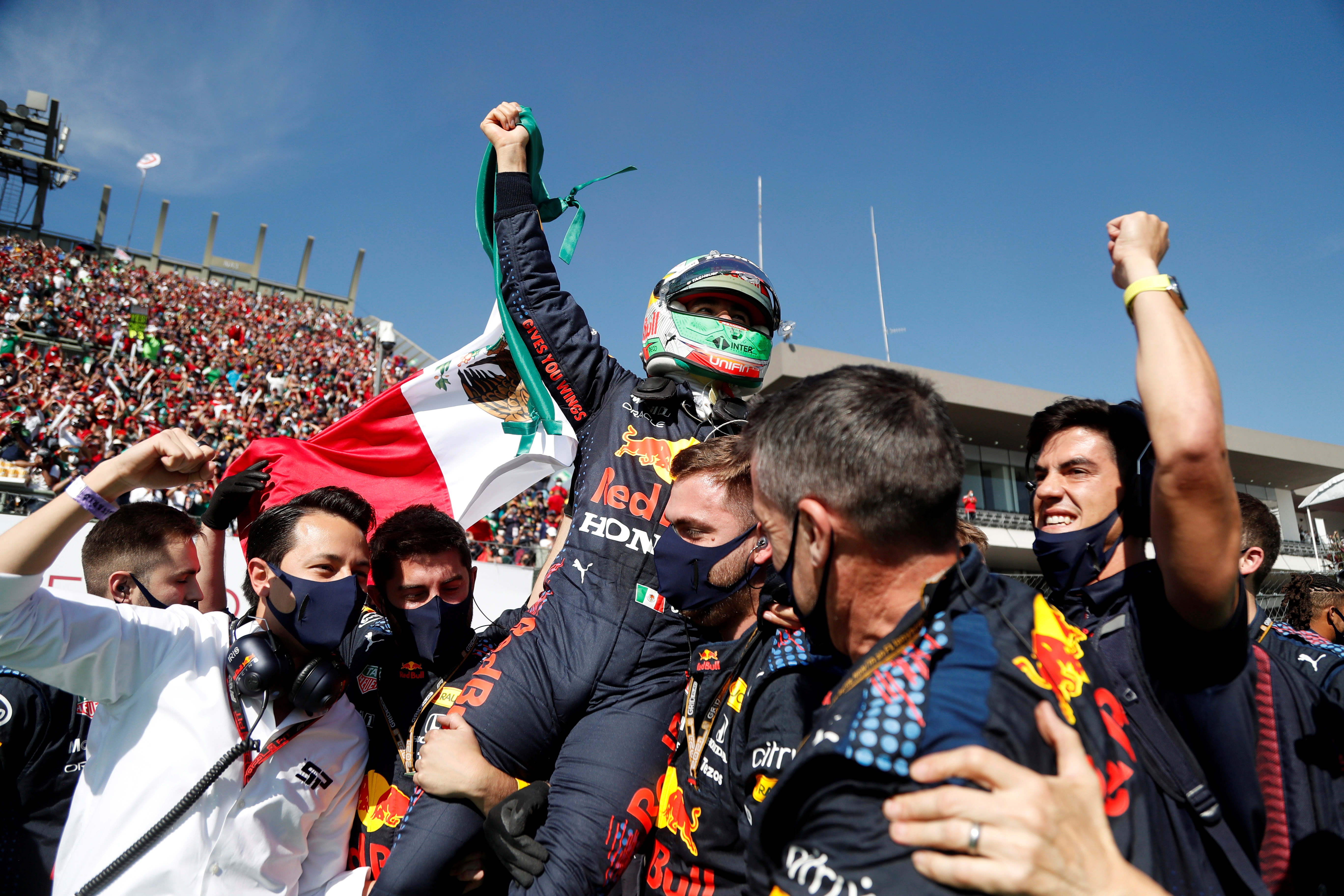 Checo Pérez hizo historia en el GP de México 2021, pues se convirtió en el primer mexicano en subirse al podio dentro de su país (Foto: REUTERS/Francisco Guasco)
