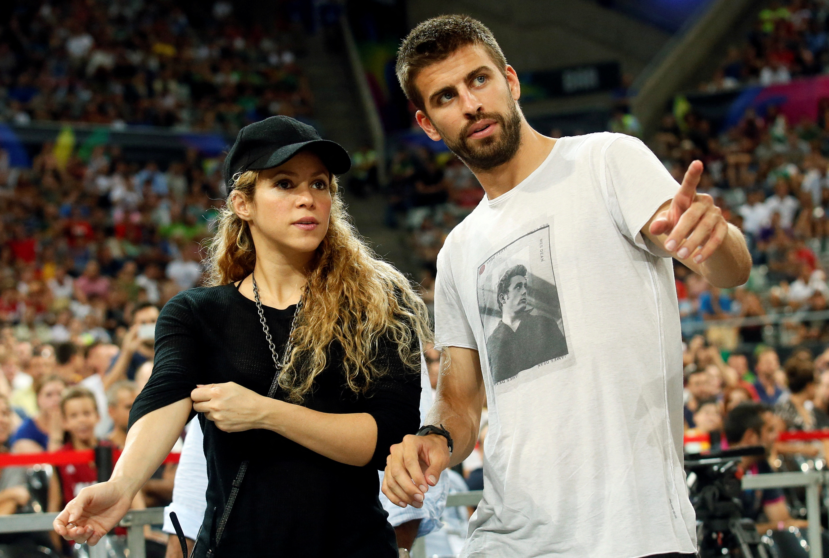 FILE PHOTO: Colombian singer Shakira (L) and her partner, Barcelona soccer player Gerard Pique, attend the Basketball World Cup quarter-final game between the U.S. and Slovenia in Barcelona September 9, 2014.   REUTERS/Albert Gea/File Photo
