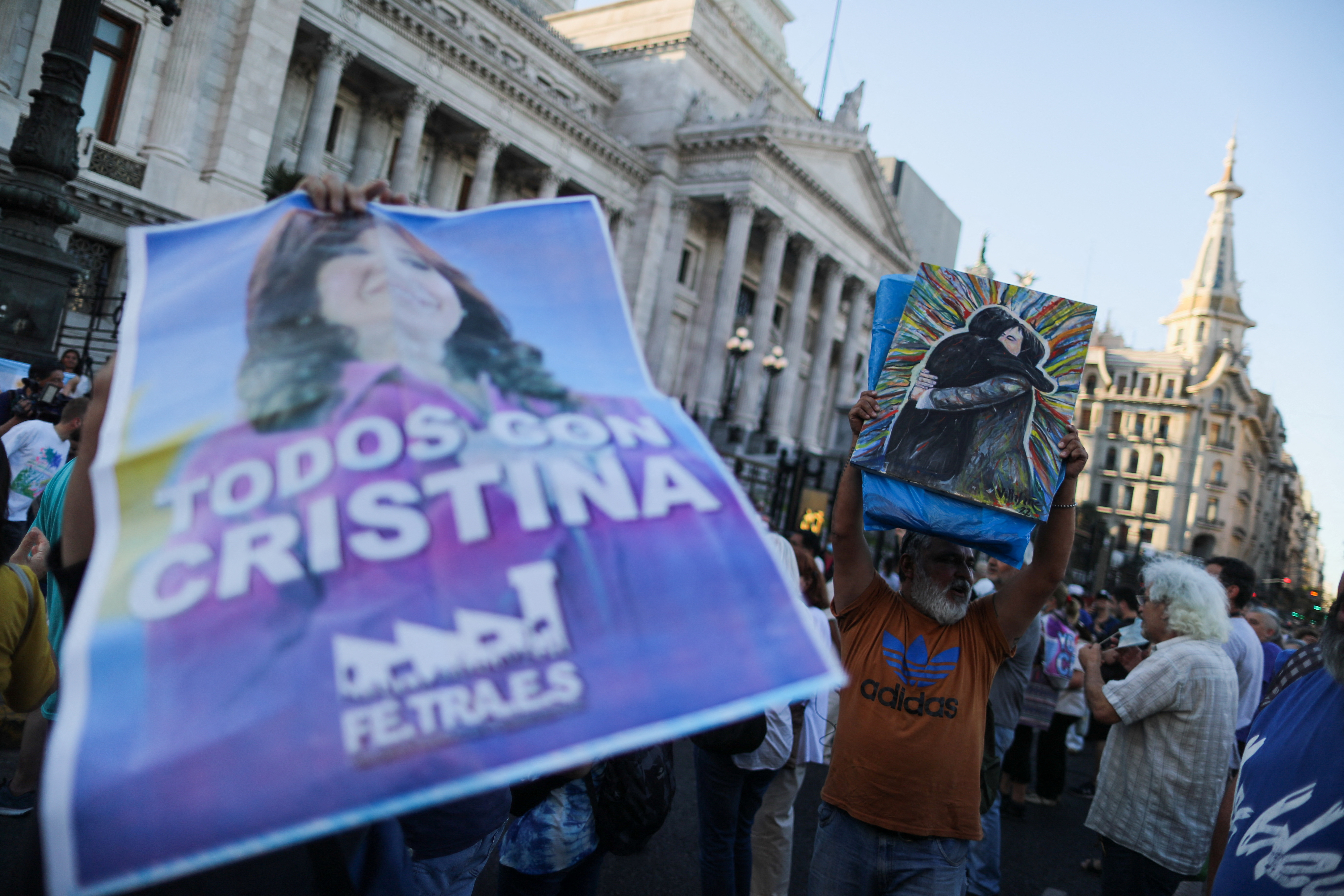 En la ex ESMA, habrá este sábado una conferencia de prensa en respaldo a Cristina Kirchner junto a organismos de derechos humanos. En la foto, manifestantes apoyan a la vicepresidenta en el Congreso (REUTERS/Agustin Marcarian)