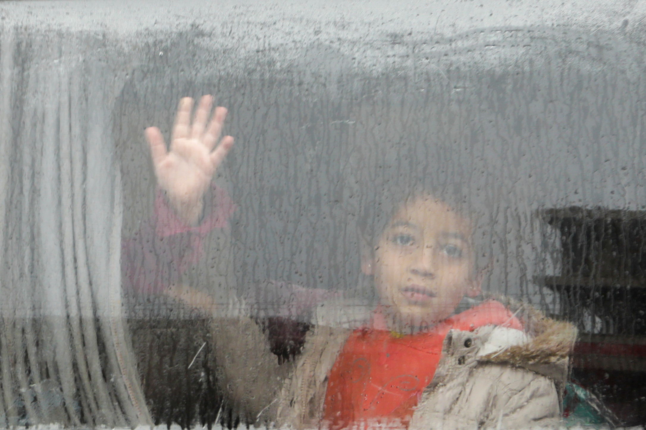 Un niño rescatado observa desde la ventana de un vehículo en Jandaris, Siria (REUTERS/Khalil Ashawi)