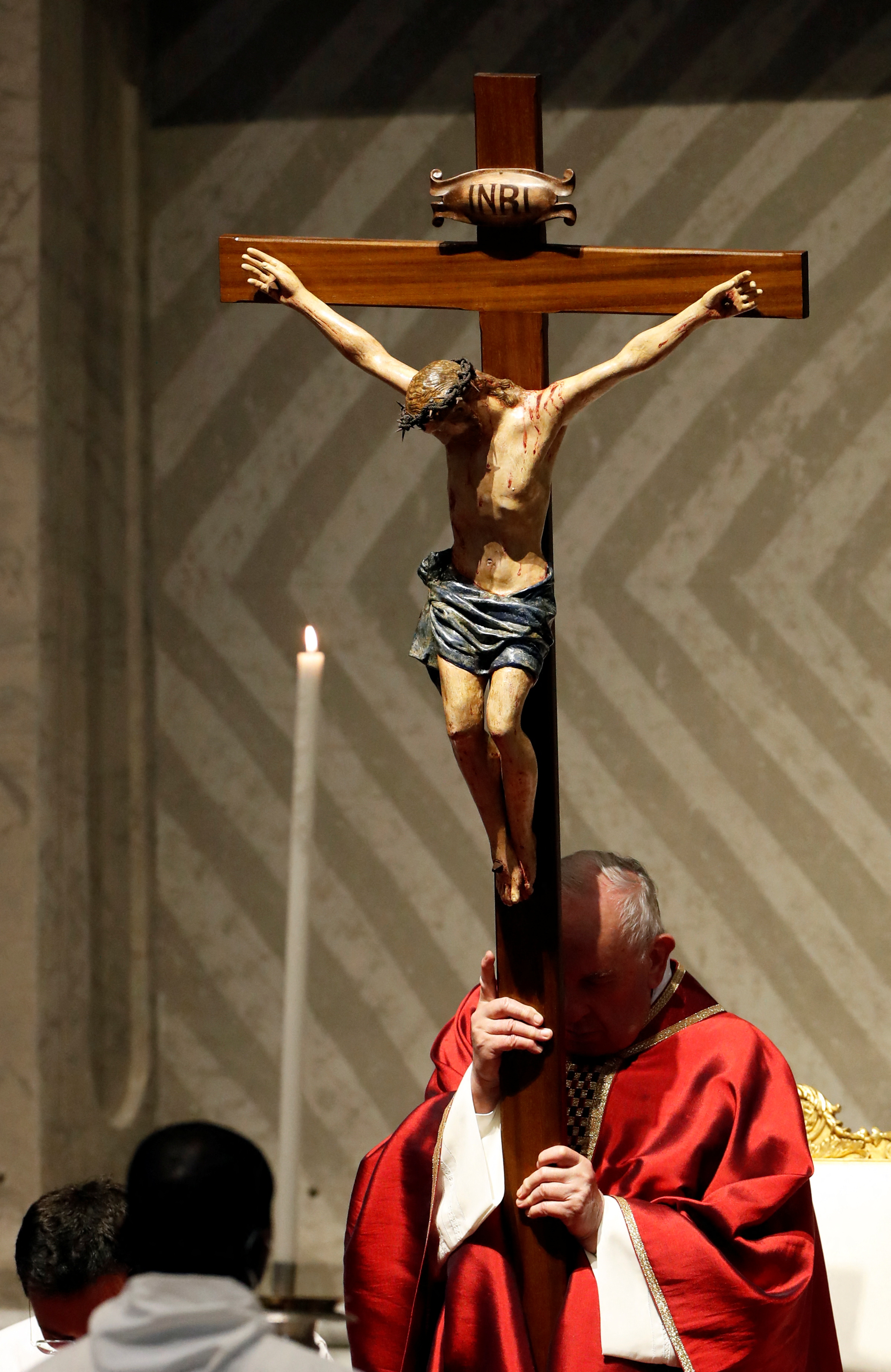 El papa Francisco sostiene la cruz de Cristo (REUTERS/Remo Casilli)