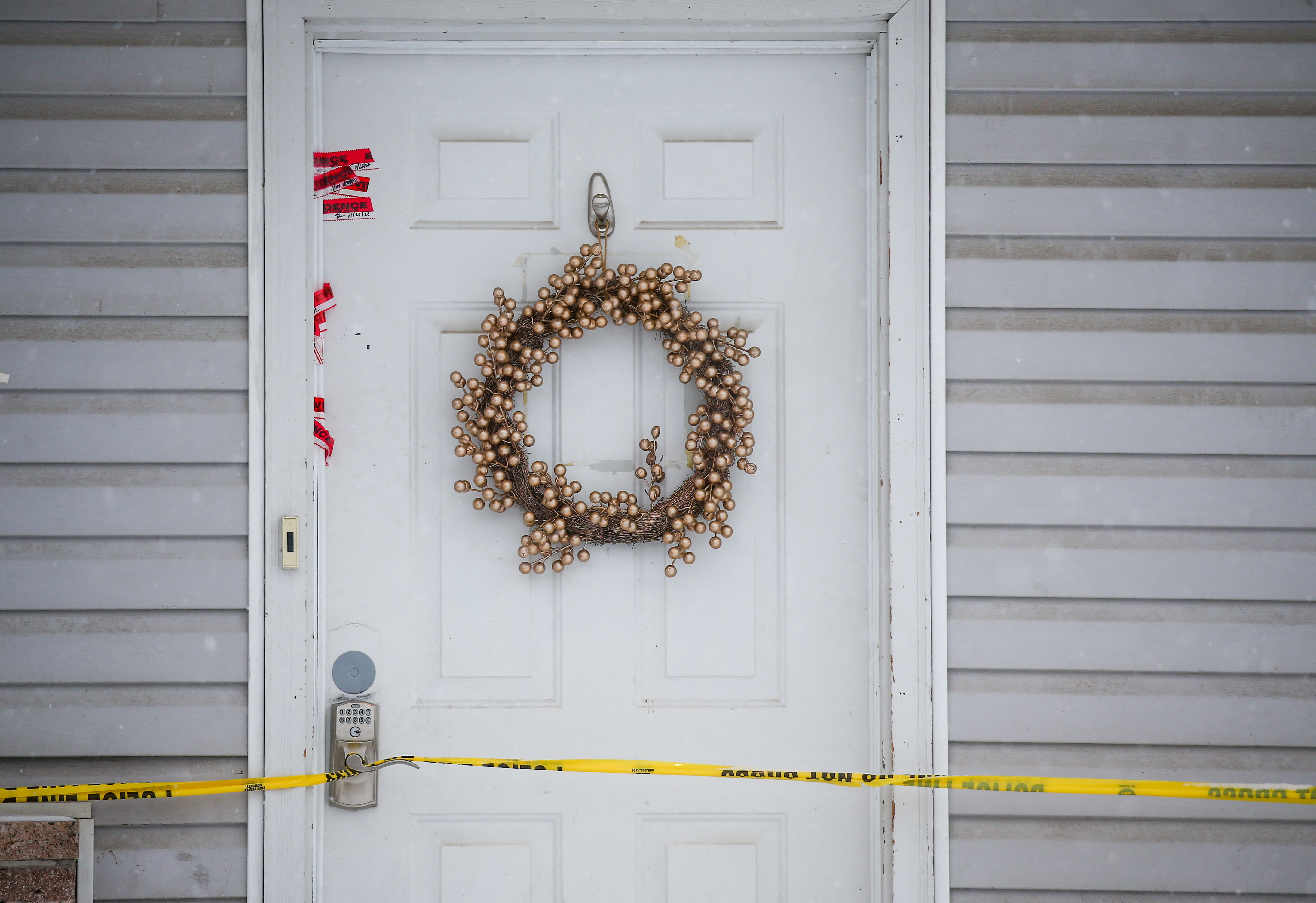 En la casa había decorado navideño y en un cartel decía Buenas Vibras ( REUTERS/Lindsey Wasson)