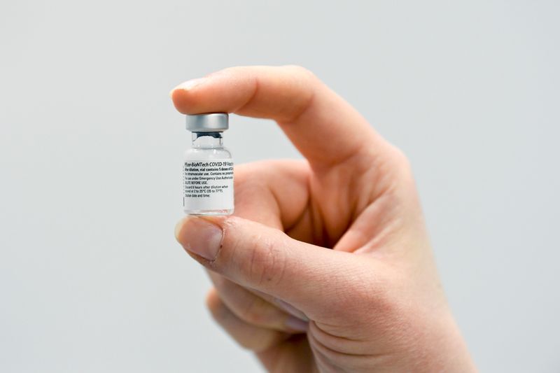 Se cree que la causa por la cual las vacunas de ARNm como la de Pfizer y BioNTech produce más reacciones alérgicas y anafilácticas es un conservante, llamado polietilenglicol (Reuters)