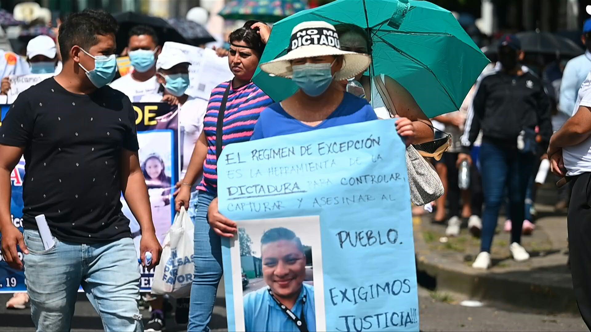 Unas 200 personas protestaron en El Salvador para exigir a los jueces la liberación de sus familiares detenidos “ilegalmente” durante el régimen de excepción, vigente desde marzo como medida contra las pandillas, y los acusaron de “complicidad” con las violaciones a derechos humanos. (AFP)