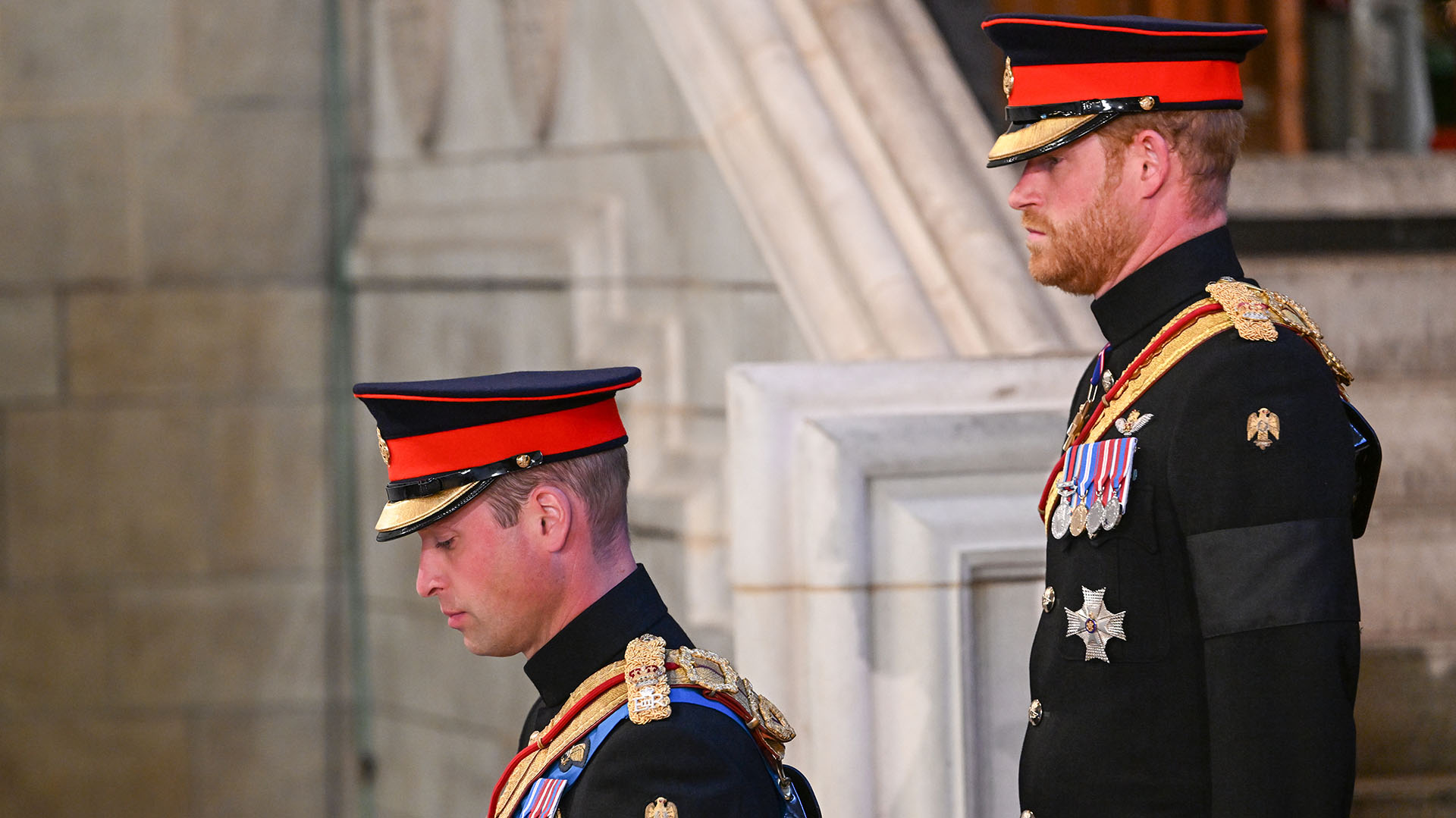 En un cambio del protocolo real, tanto el príncipe Harry como el príncipe Andrés vistieron su uniforme militar durante la vigilia ante al féretro de la reina Isabel II (EFE)
