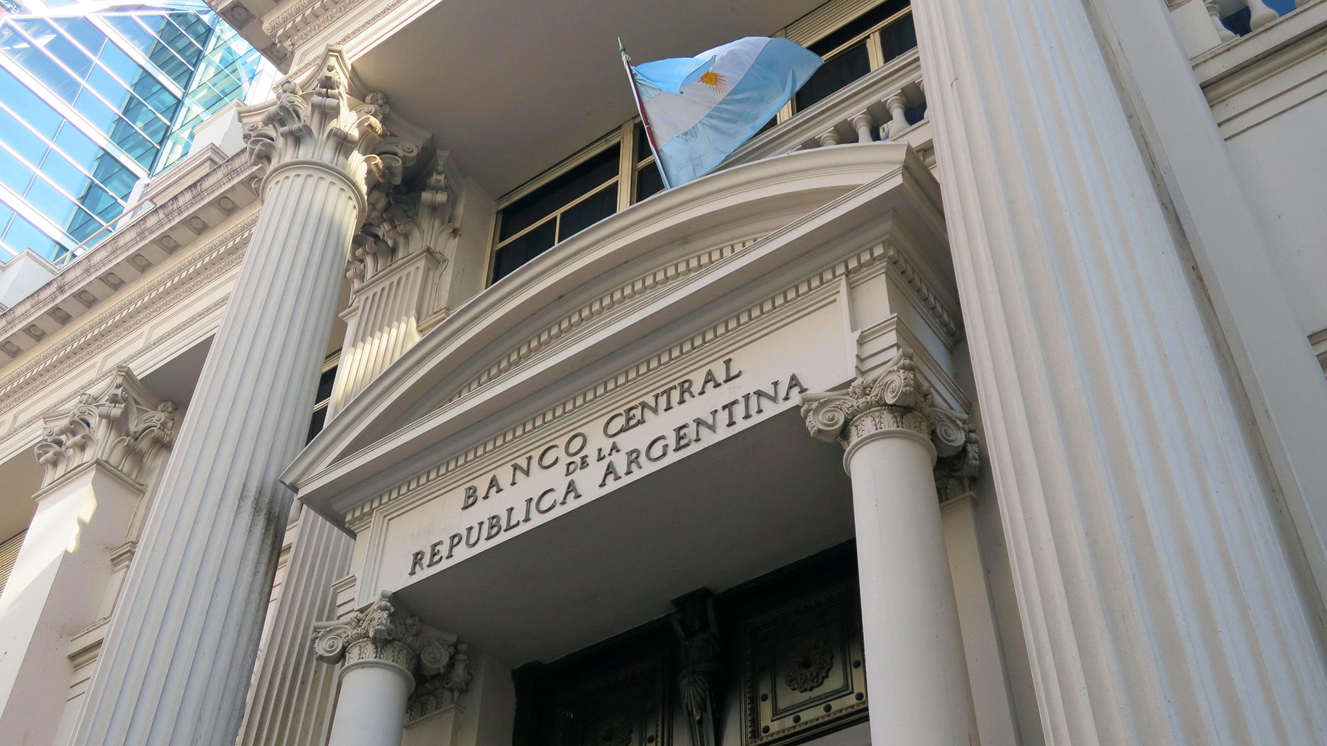 Vista general de la fachada del edificio del Banco Central de la República de Argentina en Buenos Aires (Argentina). EFE/Cristina Terceiro/Archivo