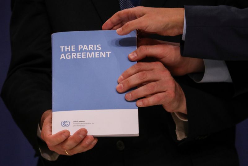 Una copia del Acuerdo de París durante la Conferencia de las Naciones Unidas sobre el Cambio Climático (COP25) en Madrid, España, el 13 de diciembre de 2019 (REUTERS)