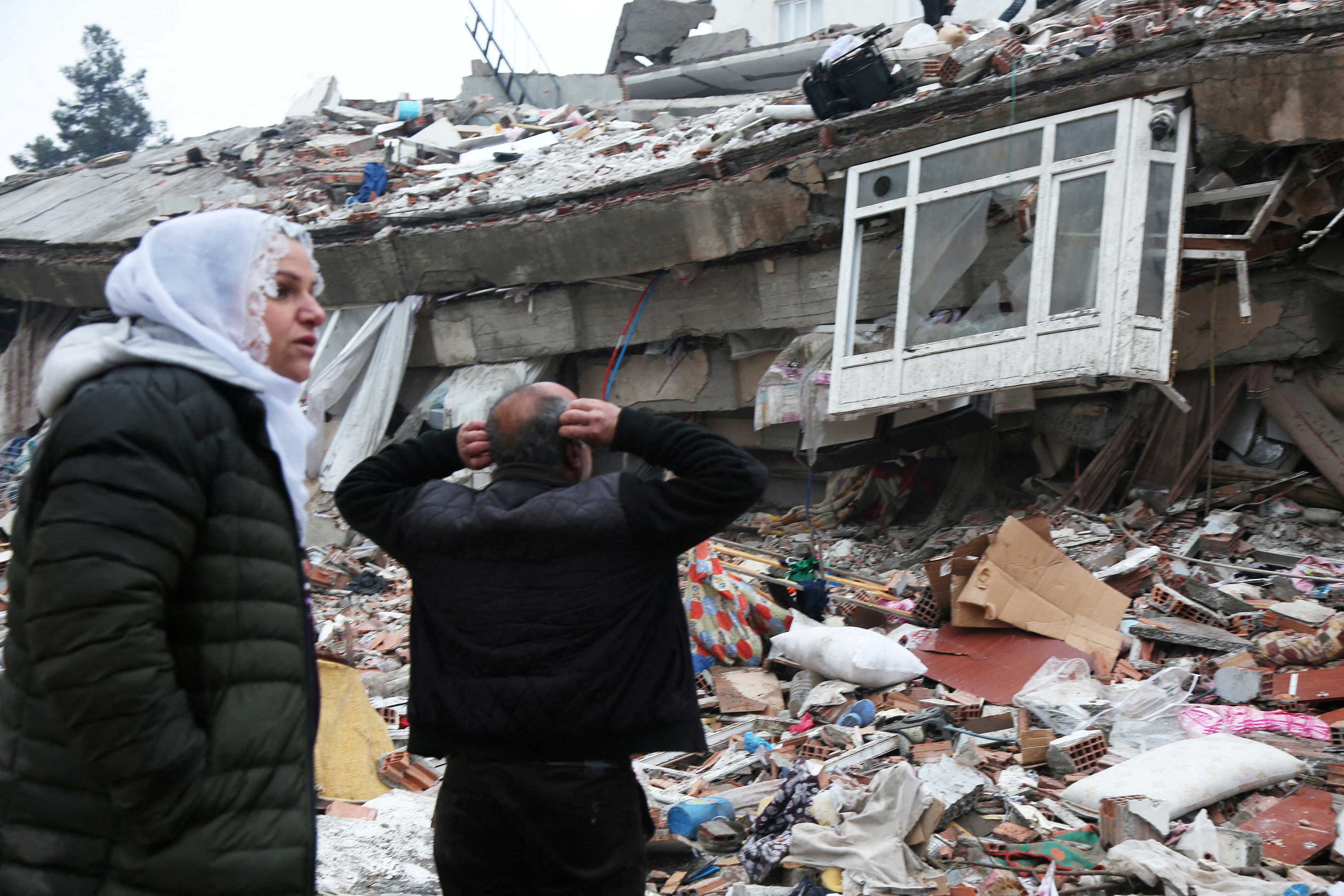 La desesperación de un hombre frente a un edificio derrumbado en Diyarbakir, (REUTERS/Sertac Kayar)