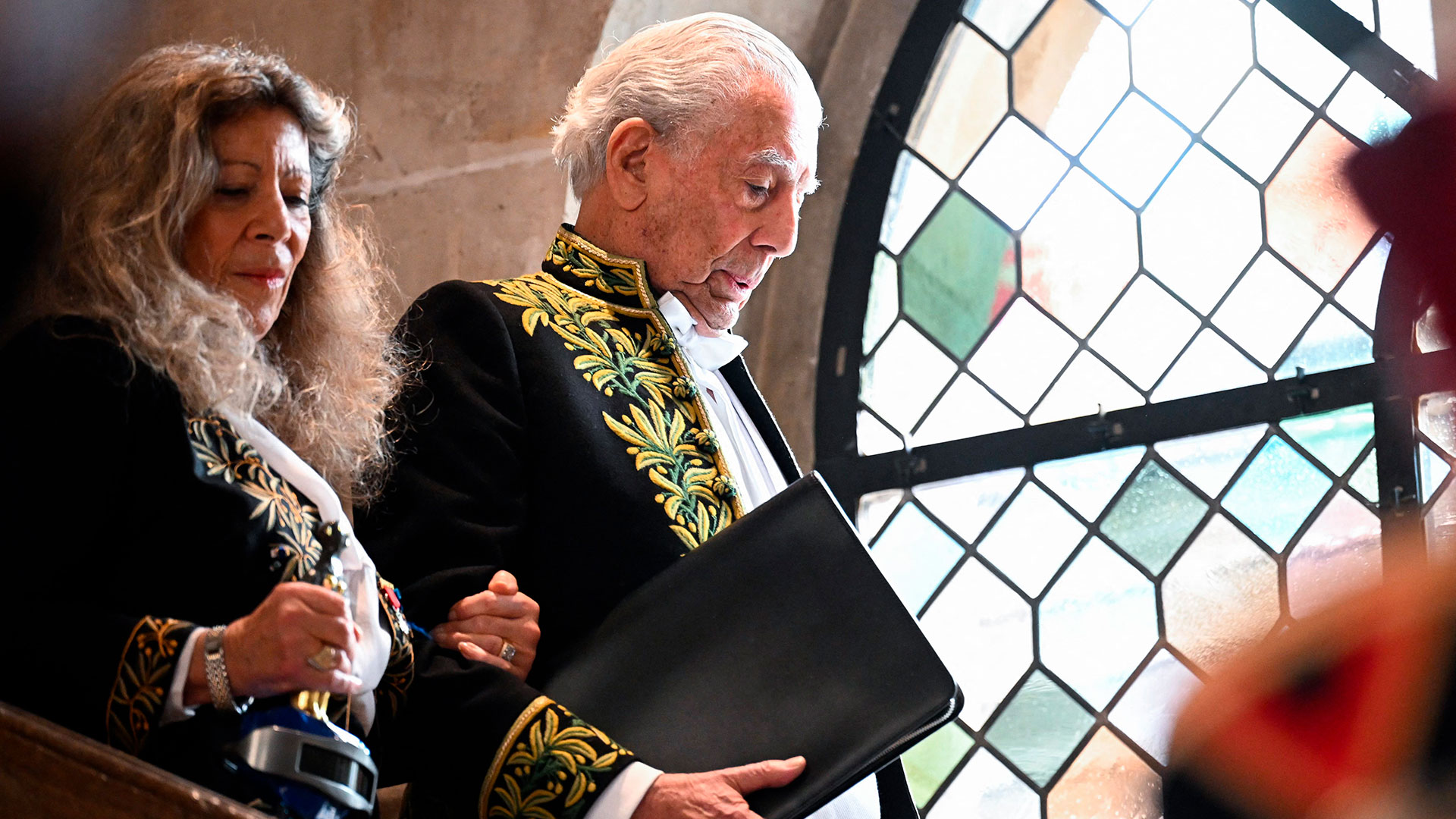 Mario Vargas Llosa llega a a la ceremonia en el Instituto Francés, en París (Foto: Emmanuel DUNAND / AFP)