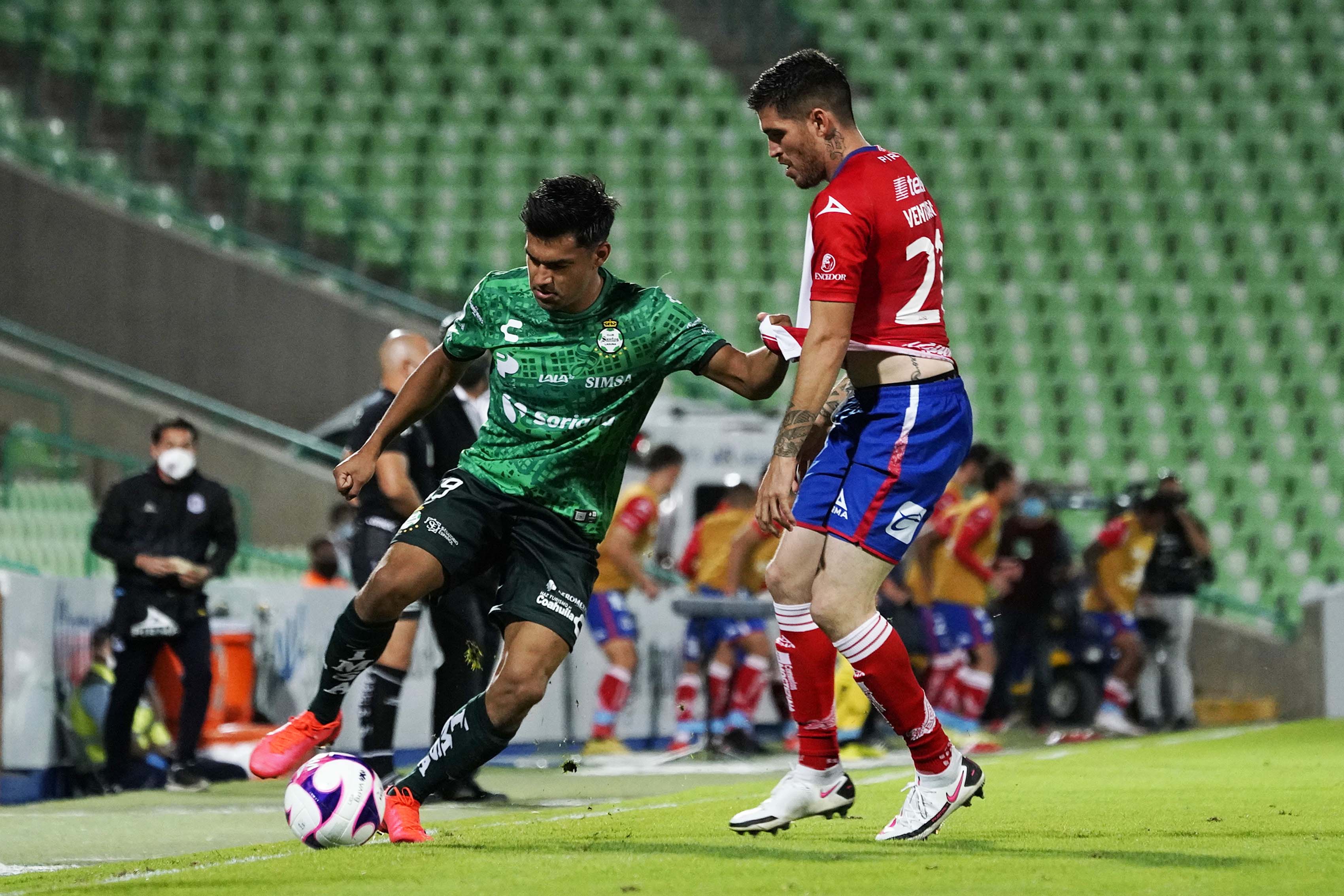 En reiteradas ocasiones, Memo Vázquez anotó que los potosinos siguen cometiendo los mismos errores defensivos (Foto: Cortesía/ Club Santos/ Jos Alvarez/ JAM MEDIA)