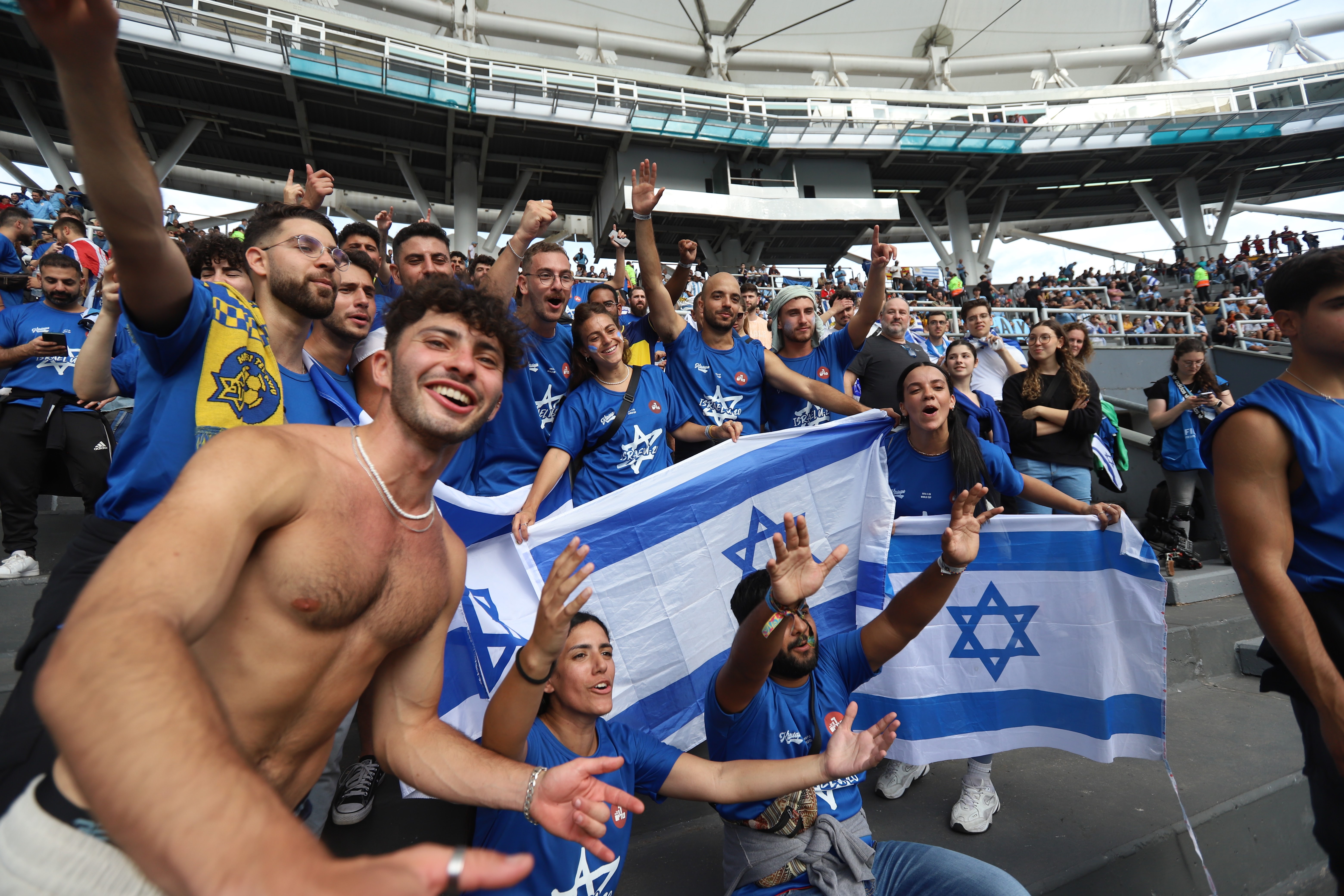 Las mejores fotos del gran marco de hinchas que alentó a Israel en la derrota contra Uruguay