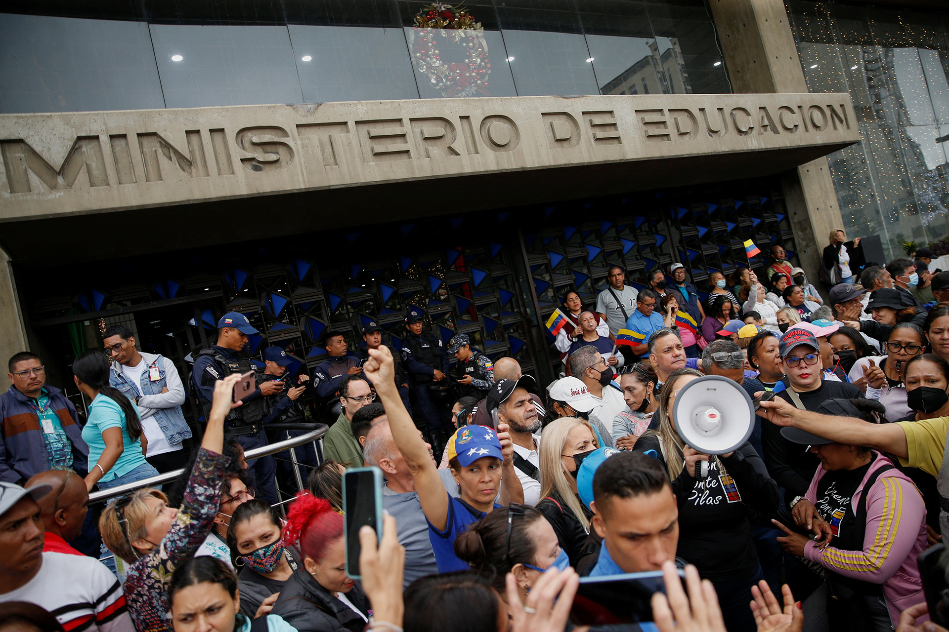 Docentes venezolanos protestan frente al Ministerio de Educación en Caracas (REUTERS/Leonardo Fernandez Viloria)