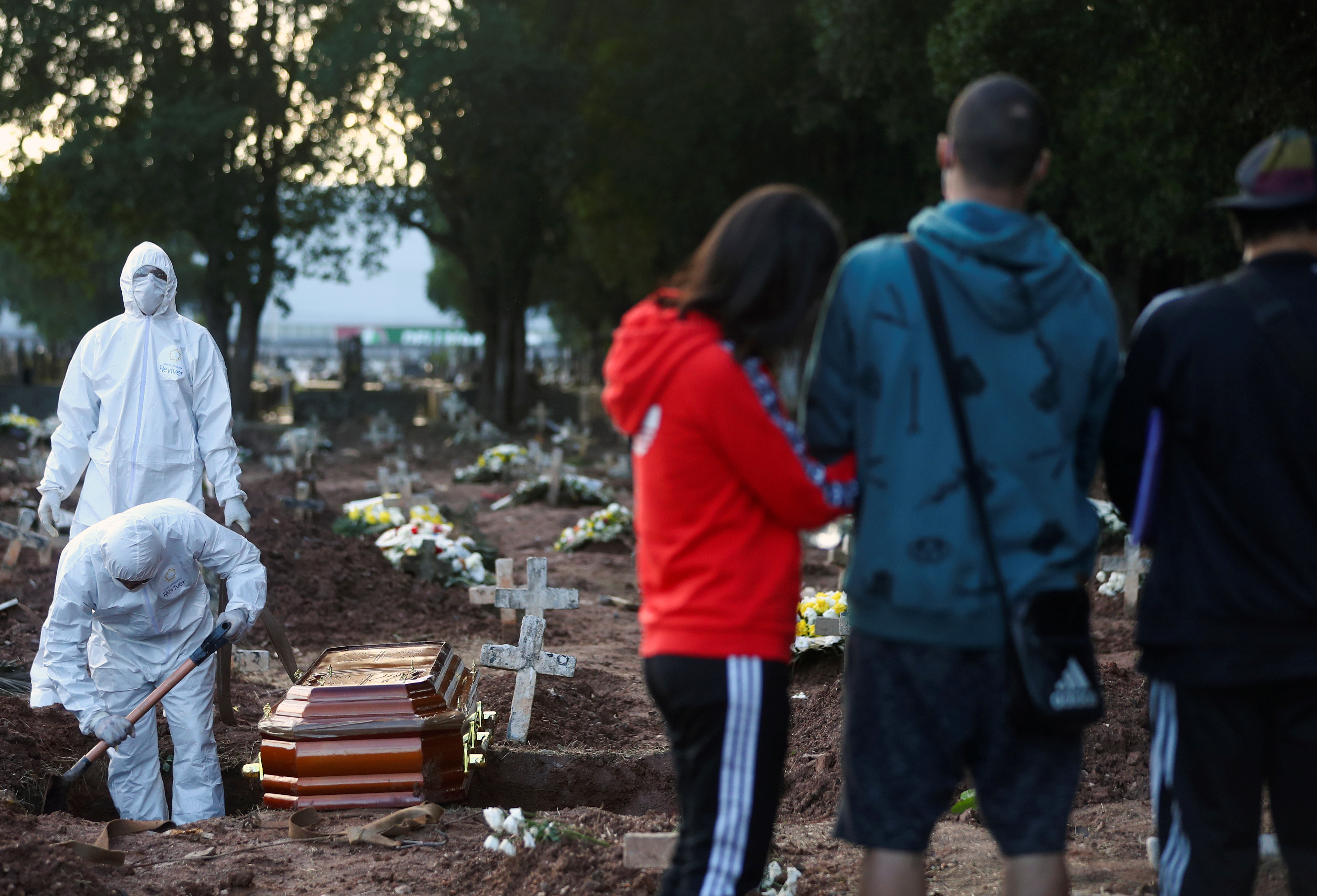 Escenas en un cementerio de Río de Janeiro. Foto: REUTERS/Pilar Olivares