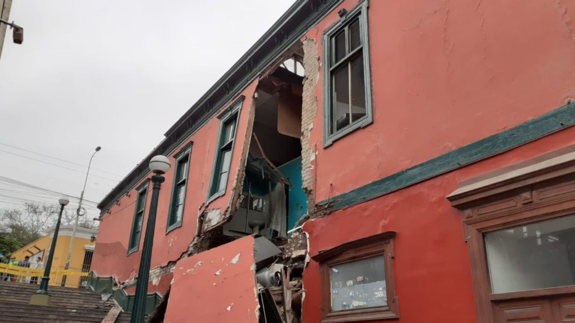 Municipalidad de Barranco cierra el acceso a Puente los Suspiros tras derrumbe de casona