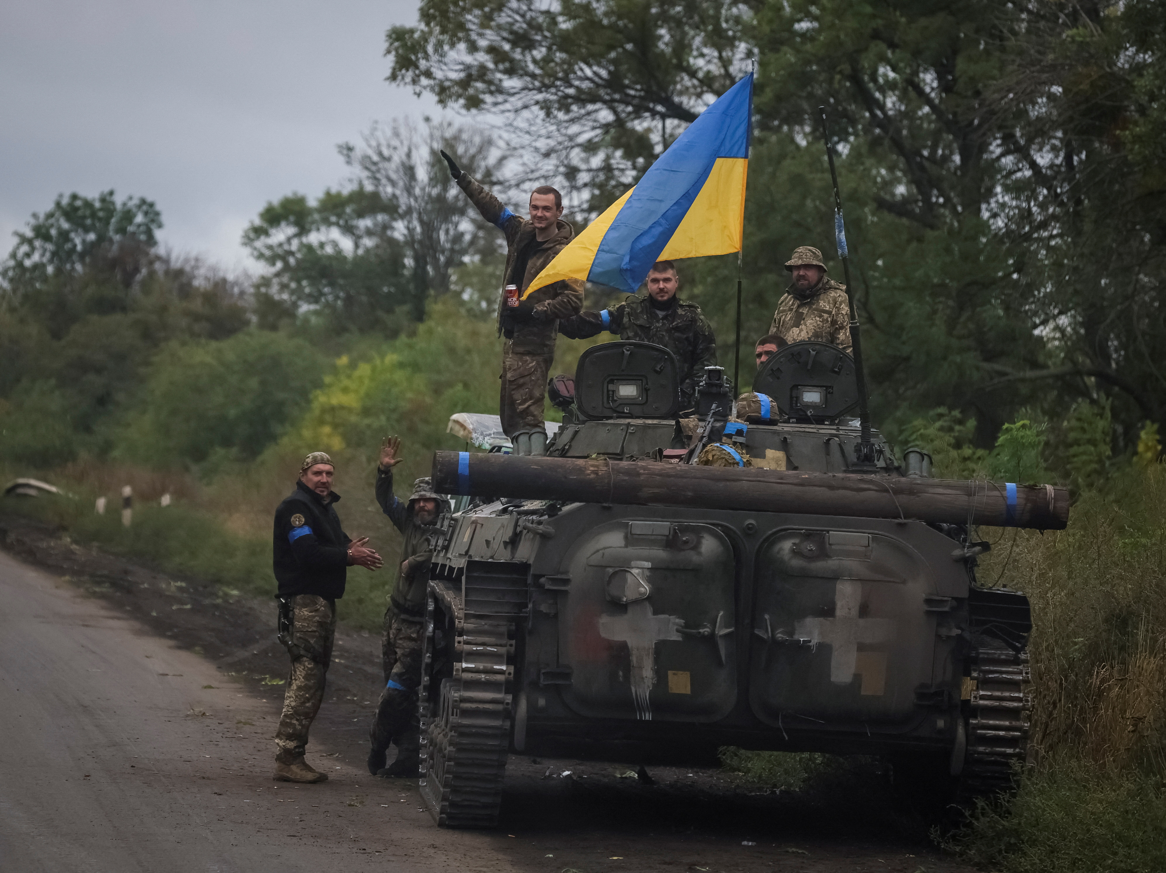 Ukrainian soldiers in Isium (REUTERS/Gleb Garanich)