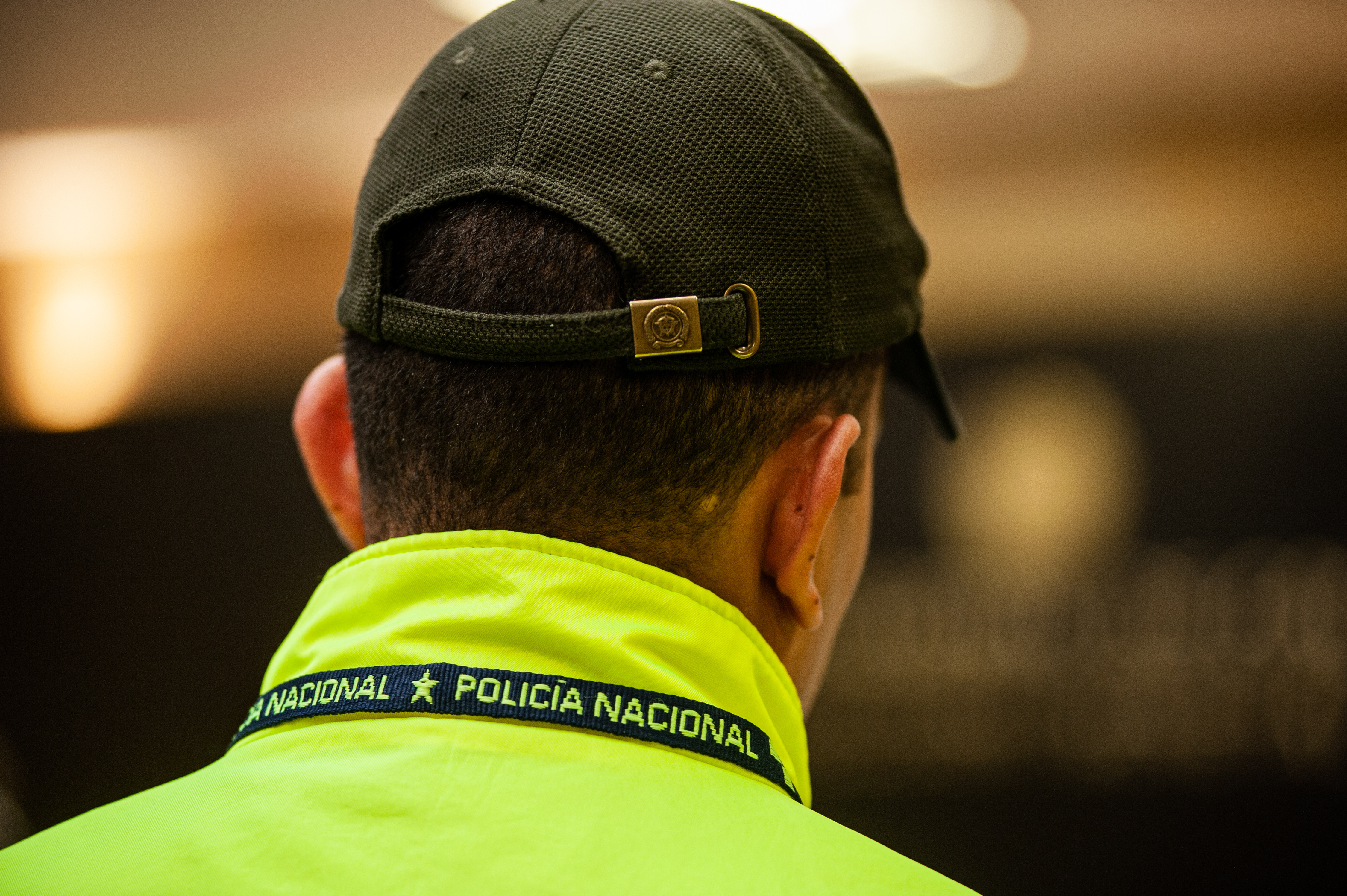 Grabaron a policía masturbándose en vía pública, escondido tras la puerta  de una patrulla - Infobae