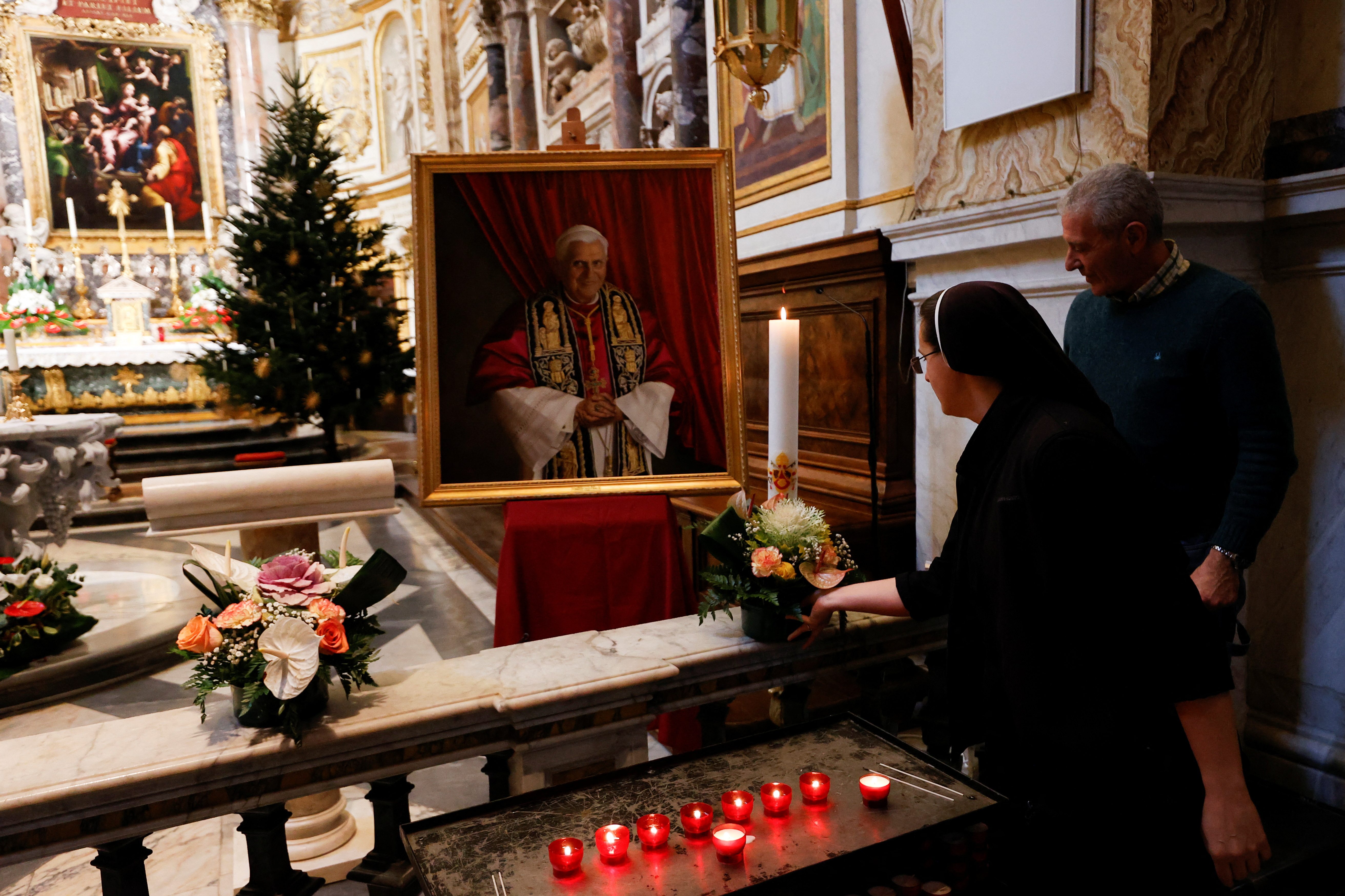 Fieles se reúnen para llorar la muerte del ex Papa Benedicto en la iglesia Santa Maria dell'Anima, en Roma, Italia 31 de diciembre de 2022 (REUTERS)