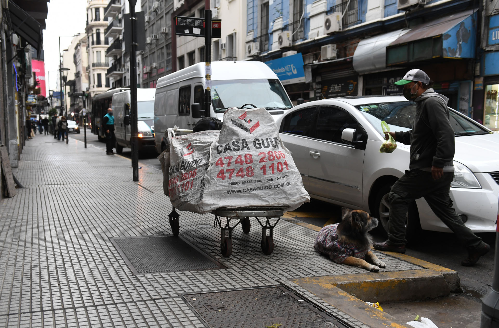 A raíz de la pandemia, el Ministerio de Desarrollo Humano y Hábitat porteño activó desde marzo el Operativo Frío para