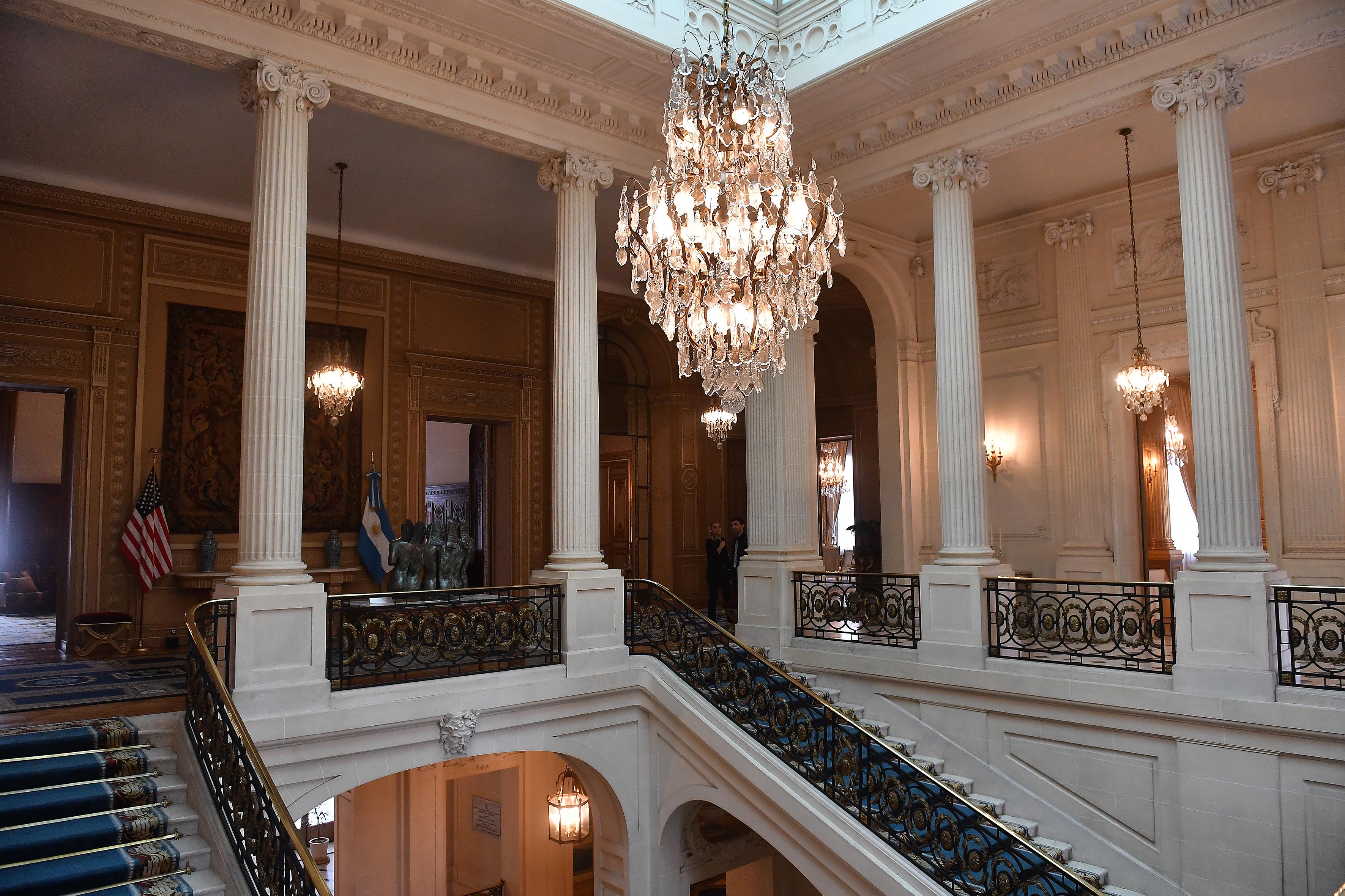 La escalera principal y las salas del primer piso vistas desde el Comedor de Estado