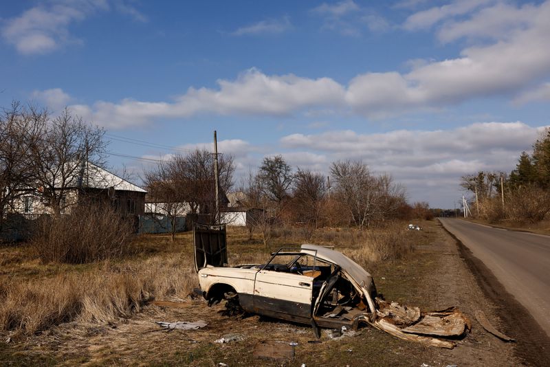 Un coche parcialmente aplastado por un tanque, abandonado en una carretera durante la invasión rusa de Ucrania cerca de Limán, en la región oriental de Donetsk, Ucrania, 20 de marzo de 2023. REUTERS/Violeta Santos Moura