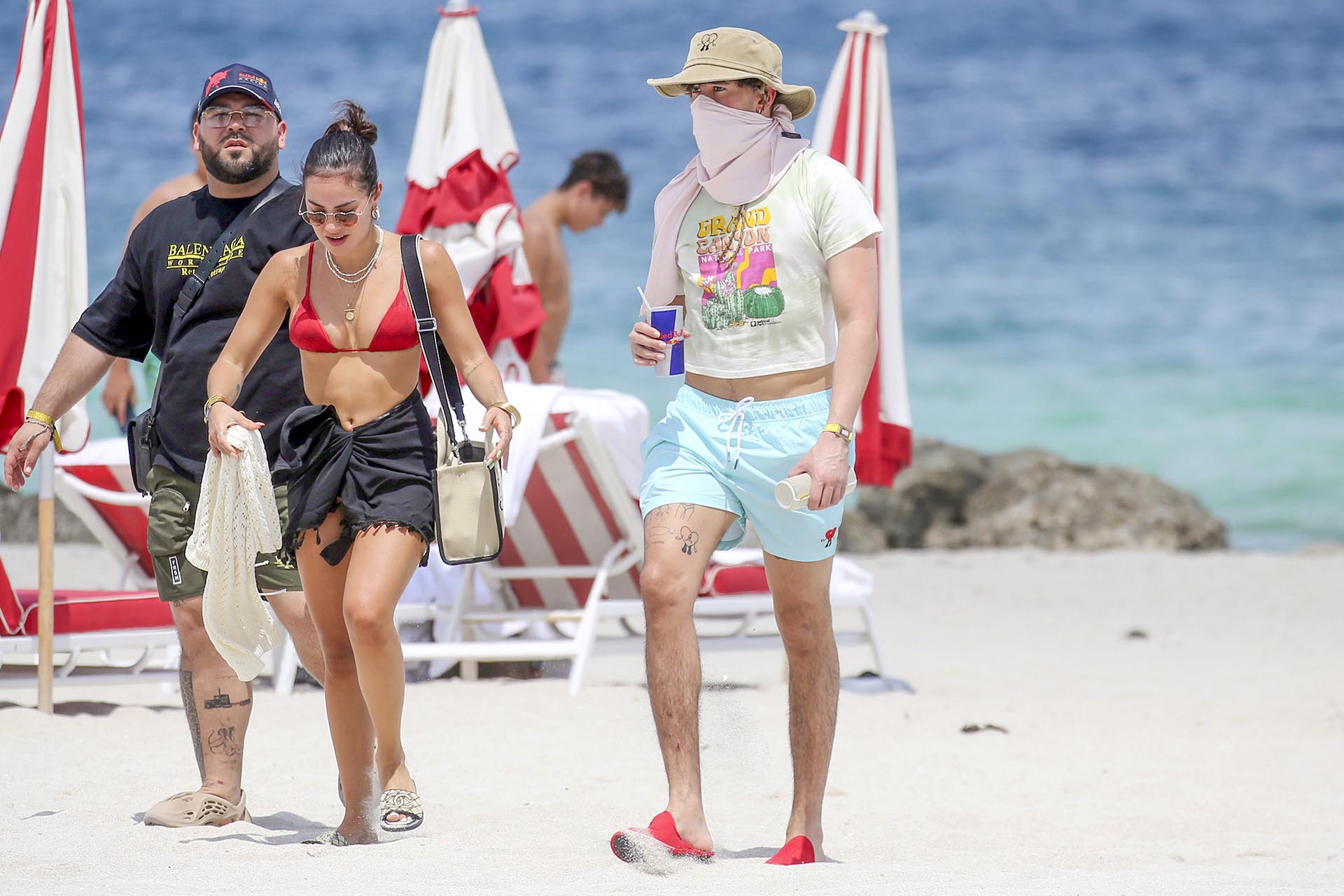 Bad Bunny and Gabriela Berlingeri enjoyed a day at the beach in Miami.  The couple chose the Miami Beach area to rest and enjoy the high temperatures: there they sunbathed and cooled off in the sea.  The singer, meanwhile, covered his face with a towel that he used in the form of a scarf and also wore a hat