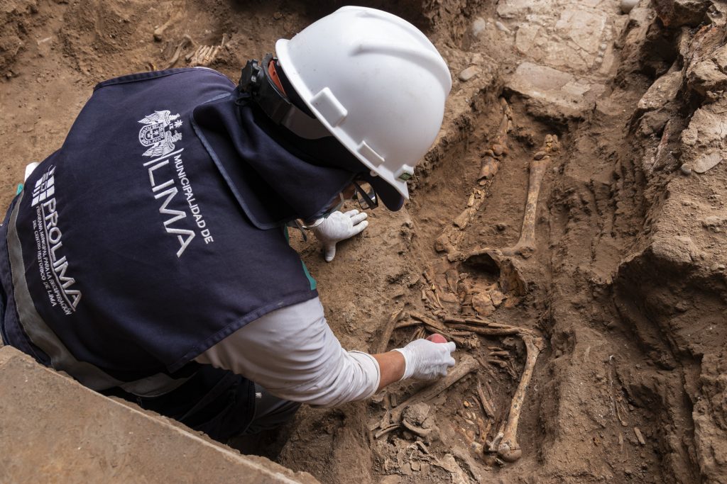 Restos humanos hallados en suelo subterráneo del Hospital San Andrés. |Fuente: MML