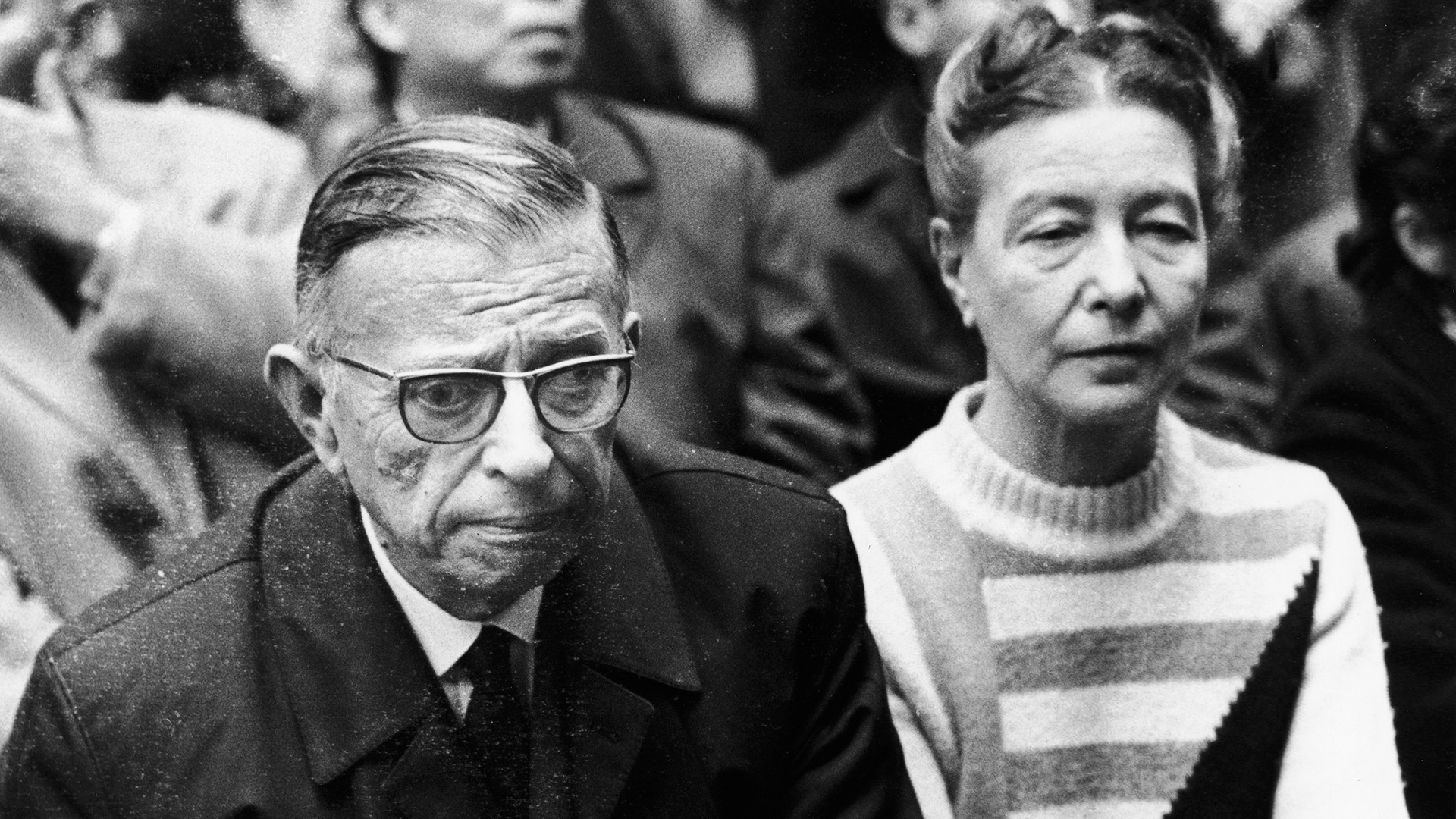 Jean-Paul Sartre y Simone De Beauvoir. Según el autor, hay que leer siempre escritores contemporáneos. (Getty Images)