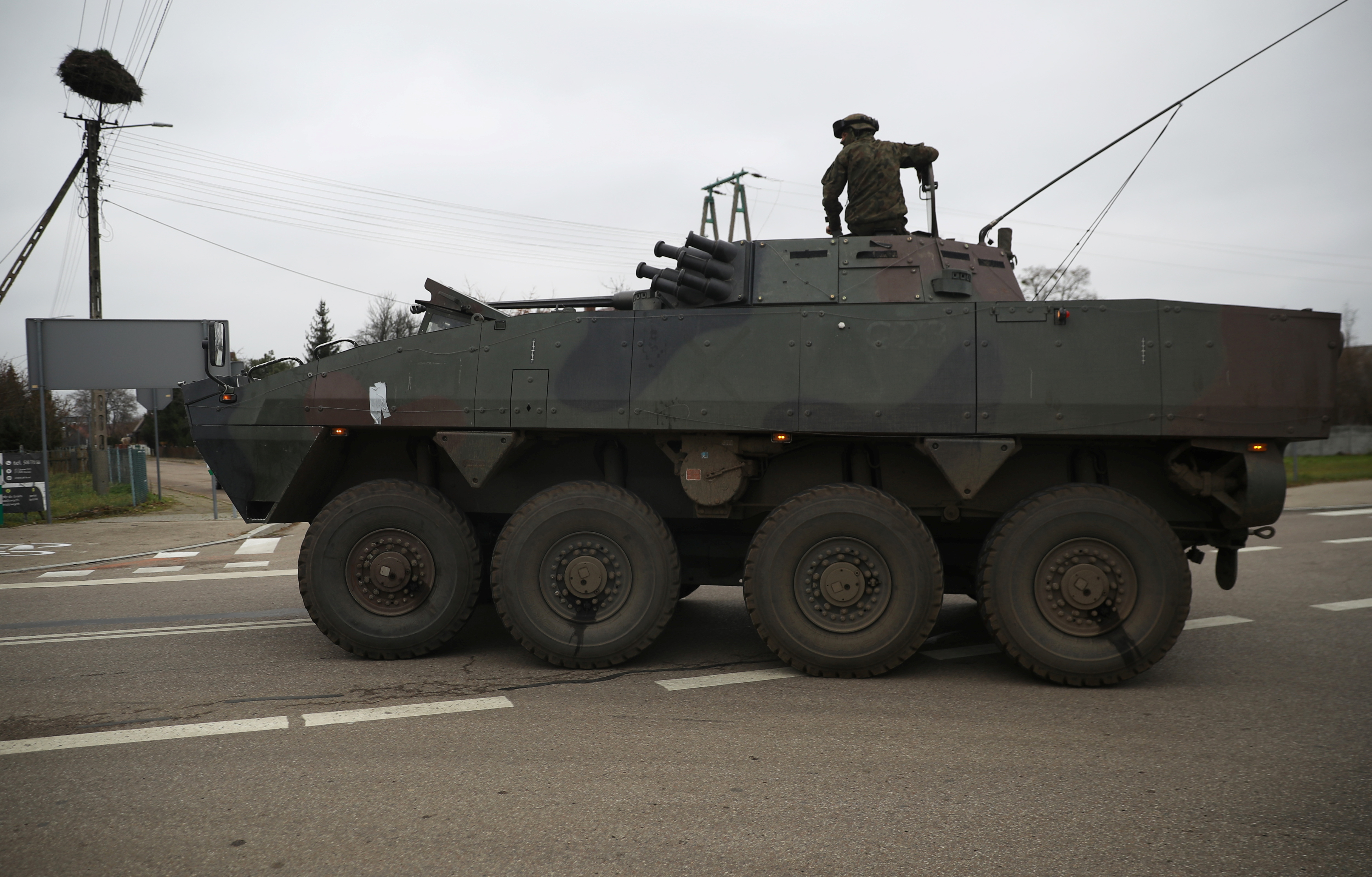 Un soldado polaco viaja en un vehículo blindado de transporte de personal Rosomak (APC). REUTERS/Kacper Pempel