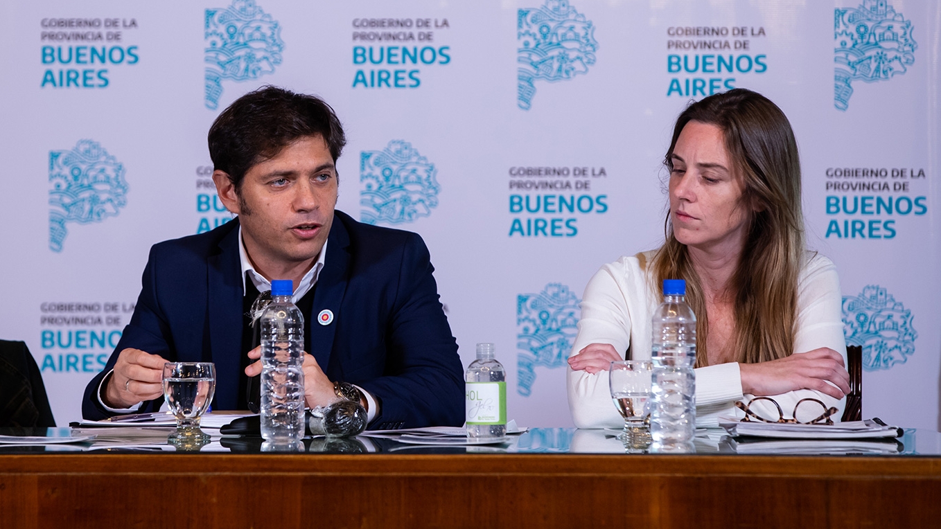 El gobernador Axel Kicillof junto a Agustina Vila, directora general de Cultura y Educación de Buenos Aires.