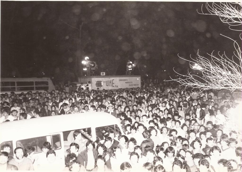 Decenas de capitalinos se hicieron presentes en las inmediaciones de Avenida Juárez, ante el estreno de "Lola la trailera" en el cine Variedades (Foto: Archivo)