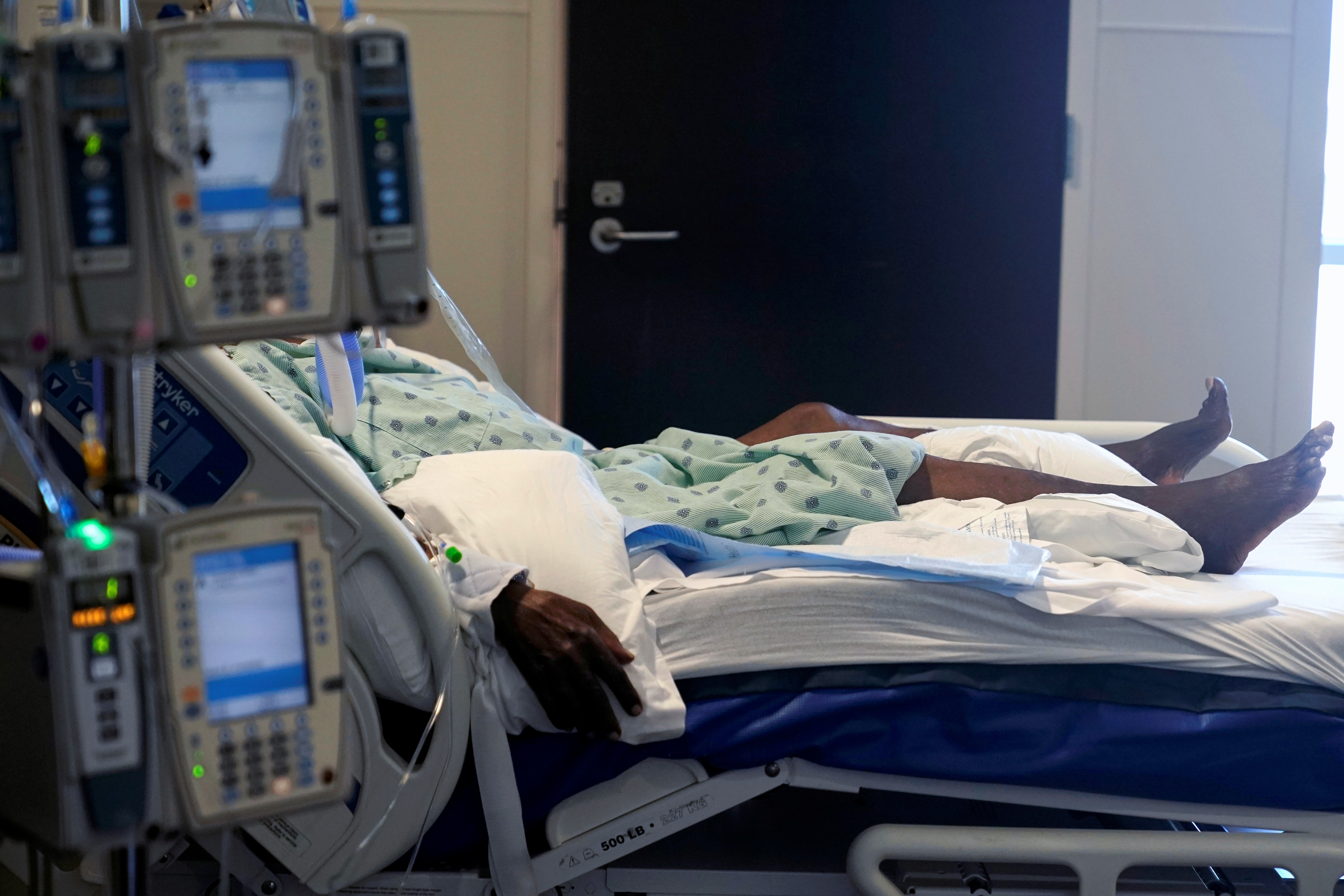 Un paciente ingresado en cuidados intensivos el hospital St. Anthony  de Oklahoma City (REUTERS/Nick Oxford)