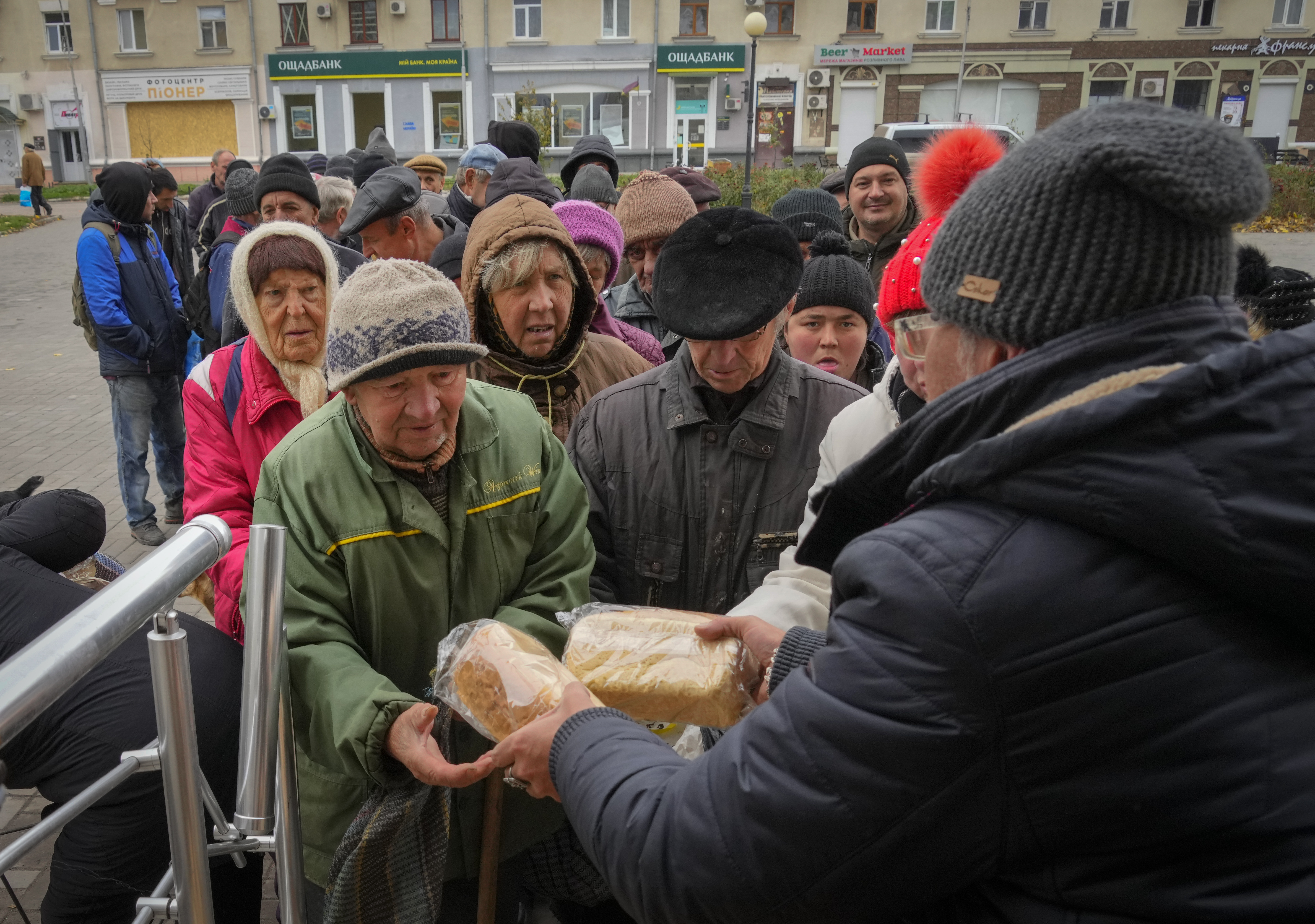 ARCHIVO - Vecinos hacen fila para recibir pan gratis repartido por voluntarios en Bajmut (AP Foto/Efrem Lukatsky, Archivo)