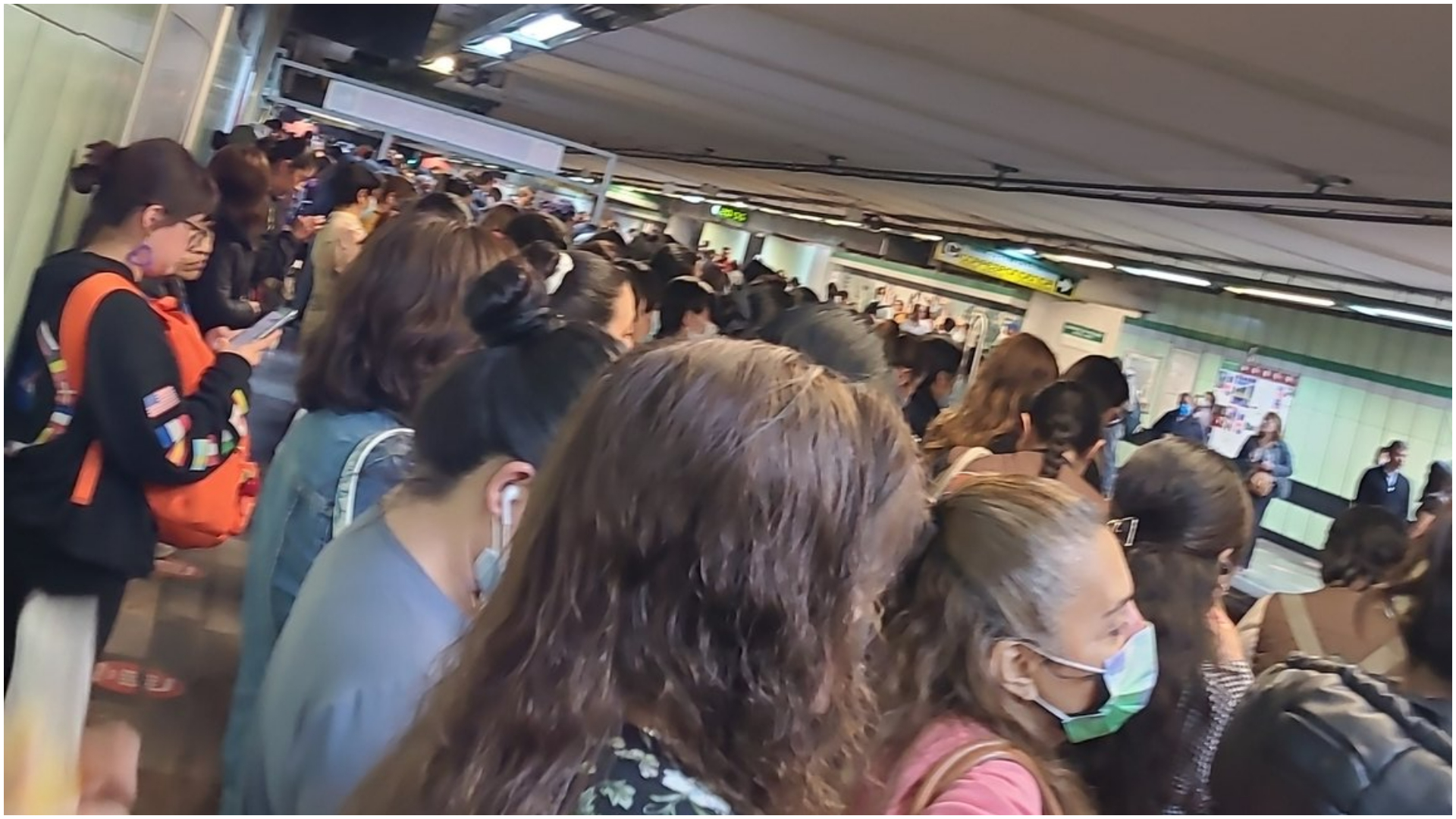 Reportan sobrecupo en estaciones del metro debido a retrasos en el servicio (Twitter/@Sandii_L)