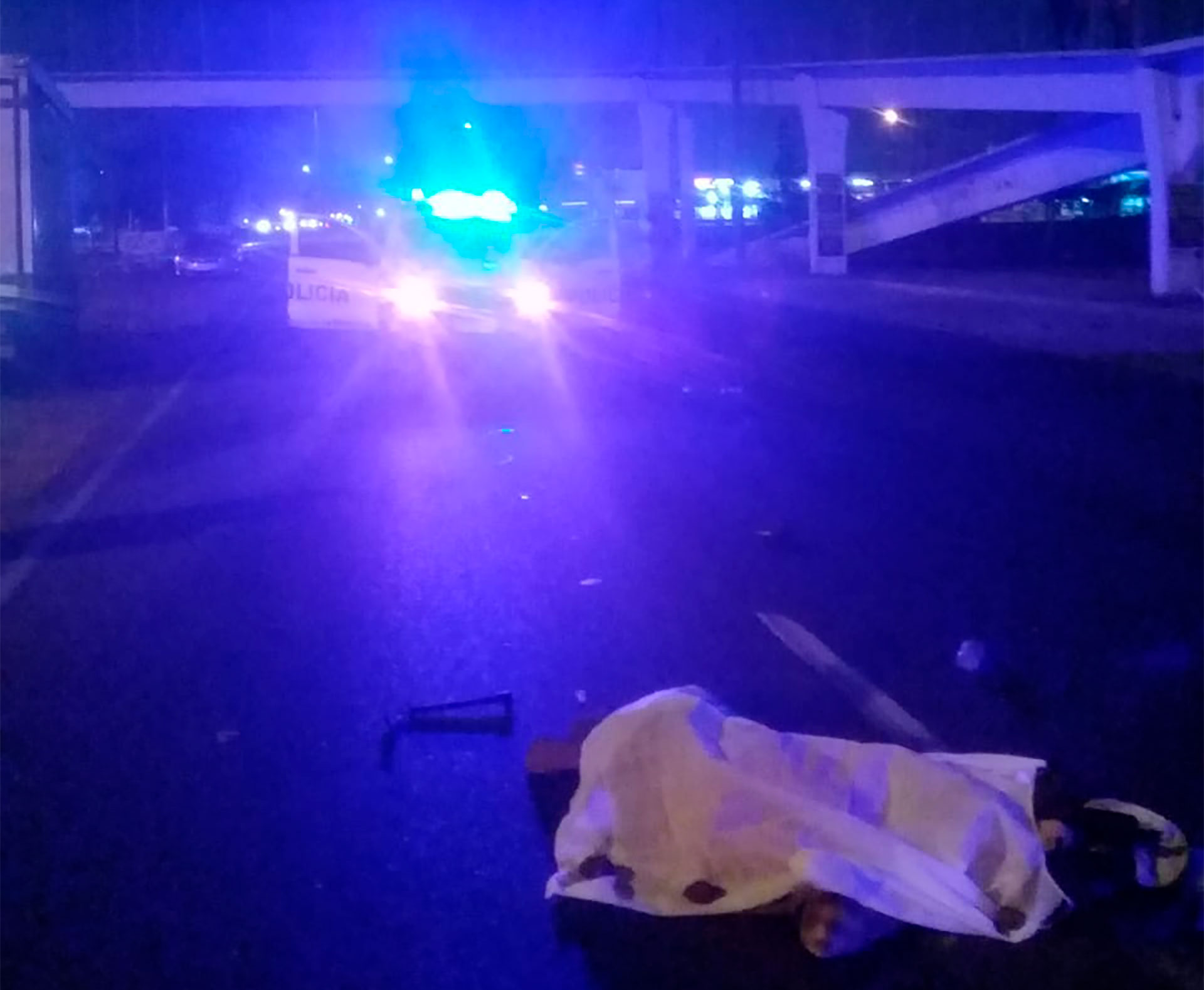 La policía trabajando en el lugar del hecho 