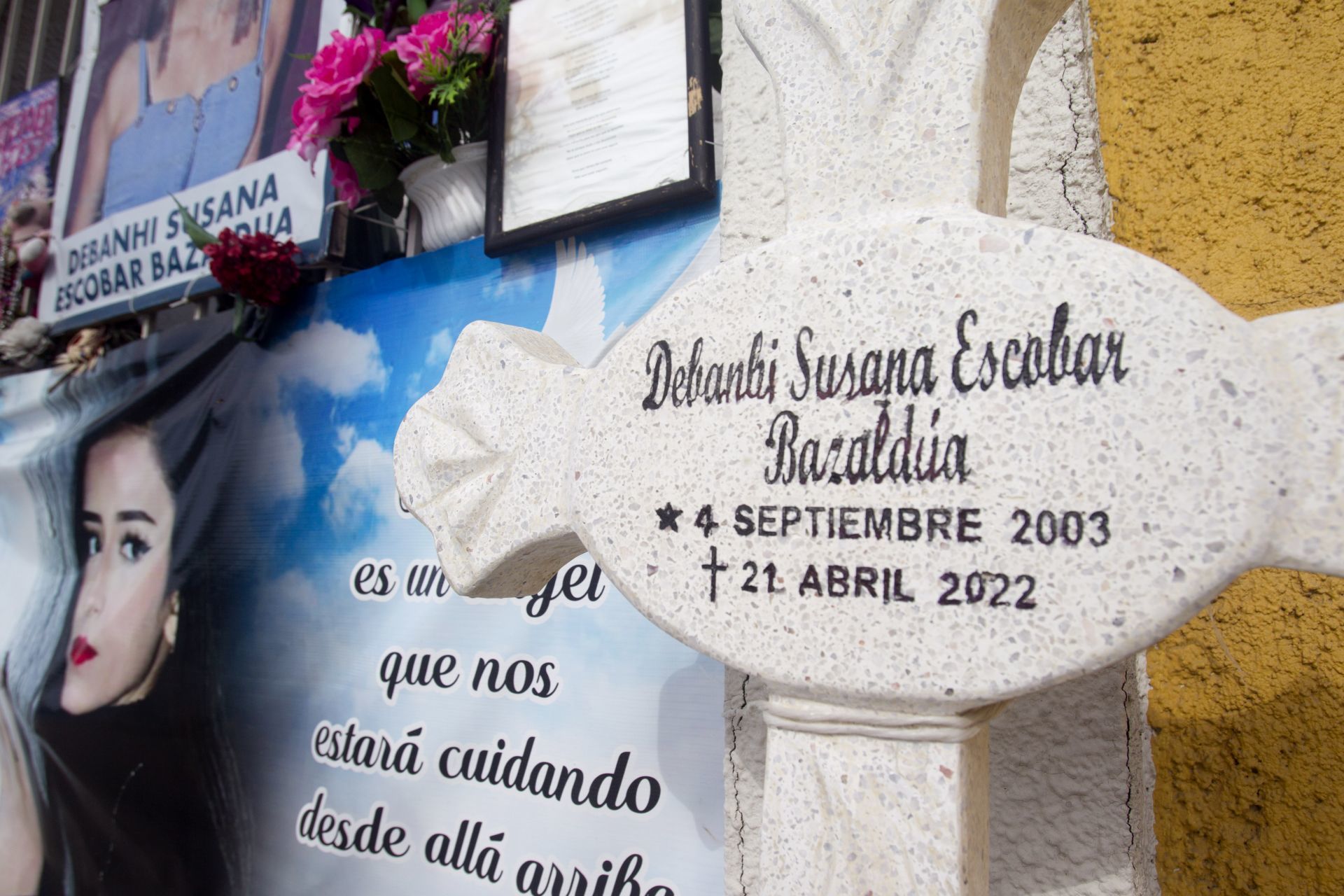 Con esta cruz, Mario Escobar y Dolores Bazaldúa buscan sentar un precedente en la lucha por la justicia para Debanhi. (FOTO: GABRIELA PÉREZ MONTIEL / CUARTOSCURO)