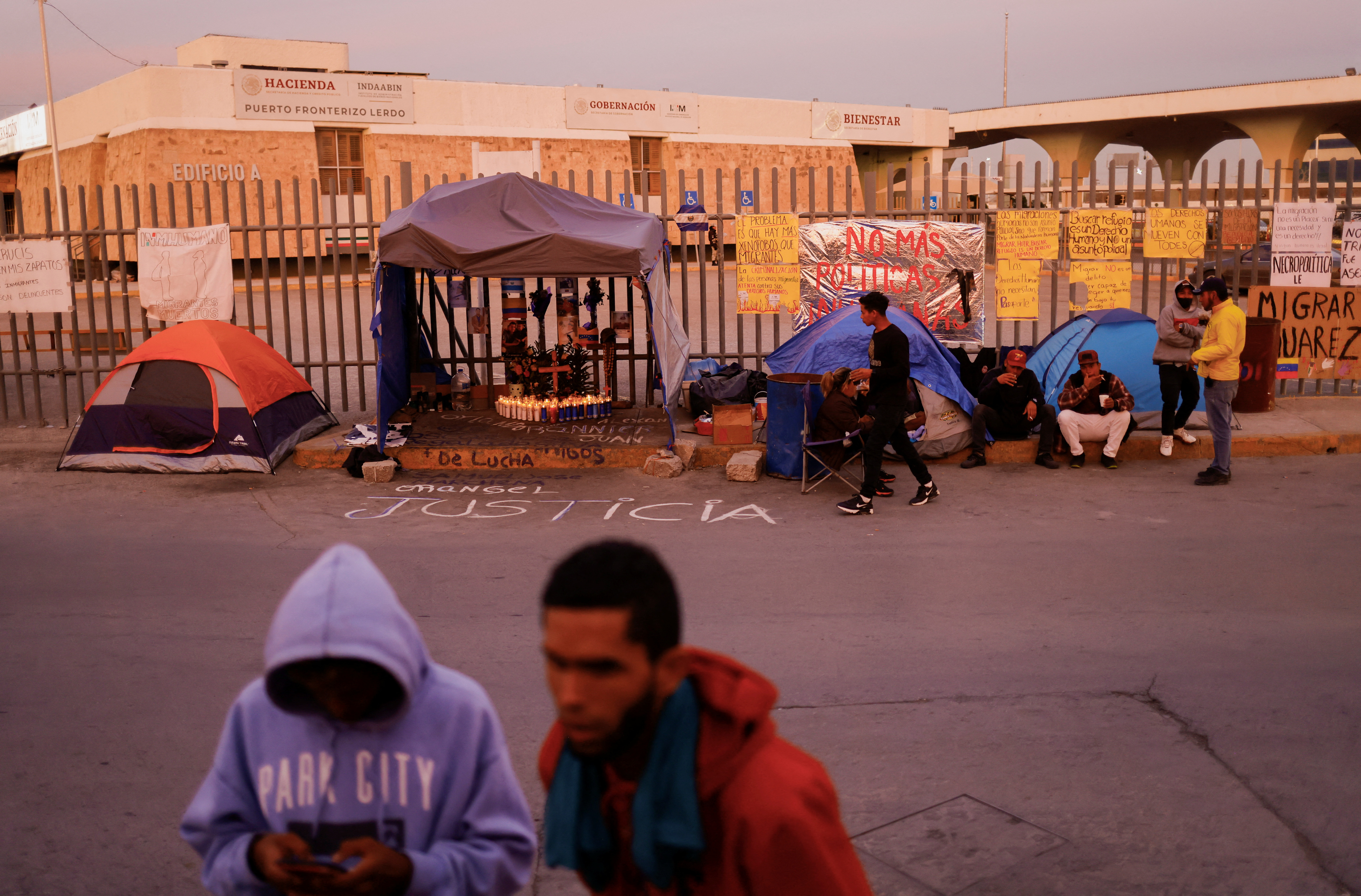 Migrantes acampan fuera del centro de detención de inmigrantes donde varios migrantes murieron después de que se produjera un incendio en el centro, en Ciudad Juárez, México, 5 de abril de 2023. Foto: REUTERS/José Luis González