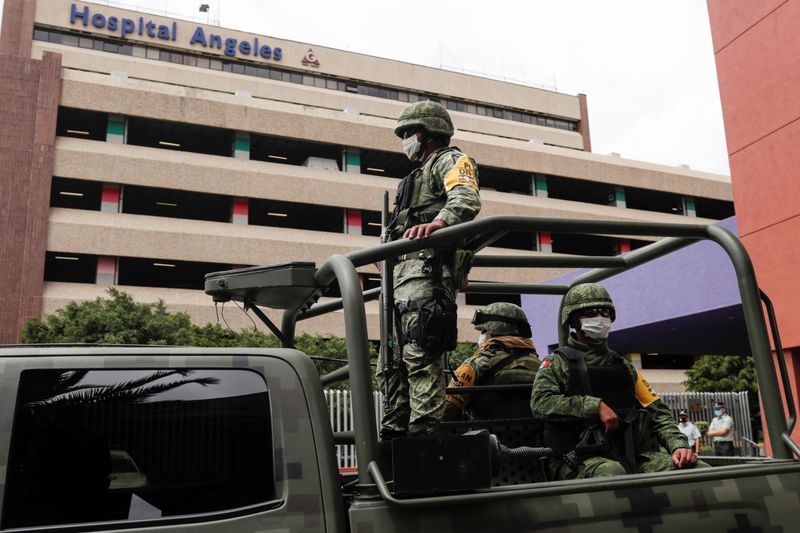 Soldados con mascarillas montan guardia en las afueras del hospital Ángeles, donde se encontraría Emilio Lozoya, un exjefe de la petrolera estatal Pemex, en Ciudad de México, México. 28 de julio de 2020. REUTERS/Henry Romero