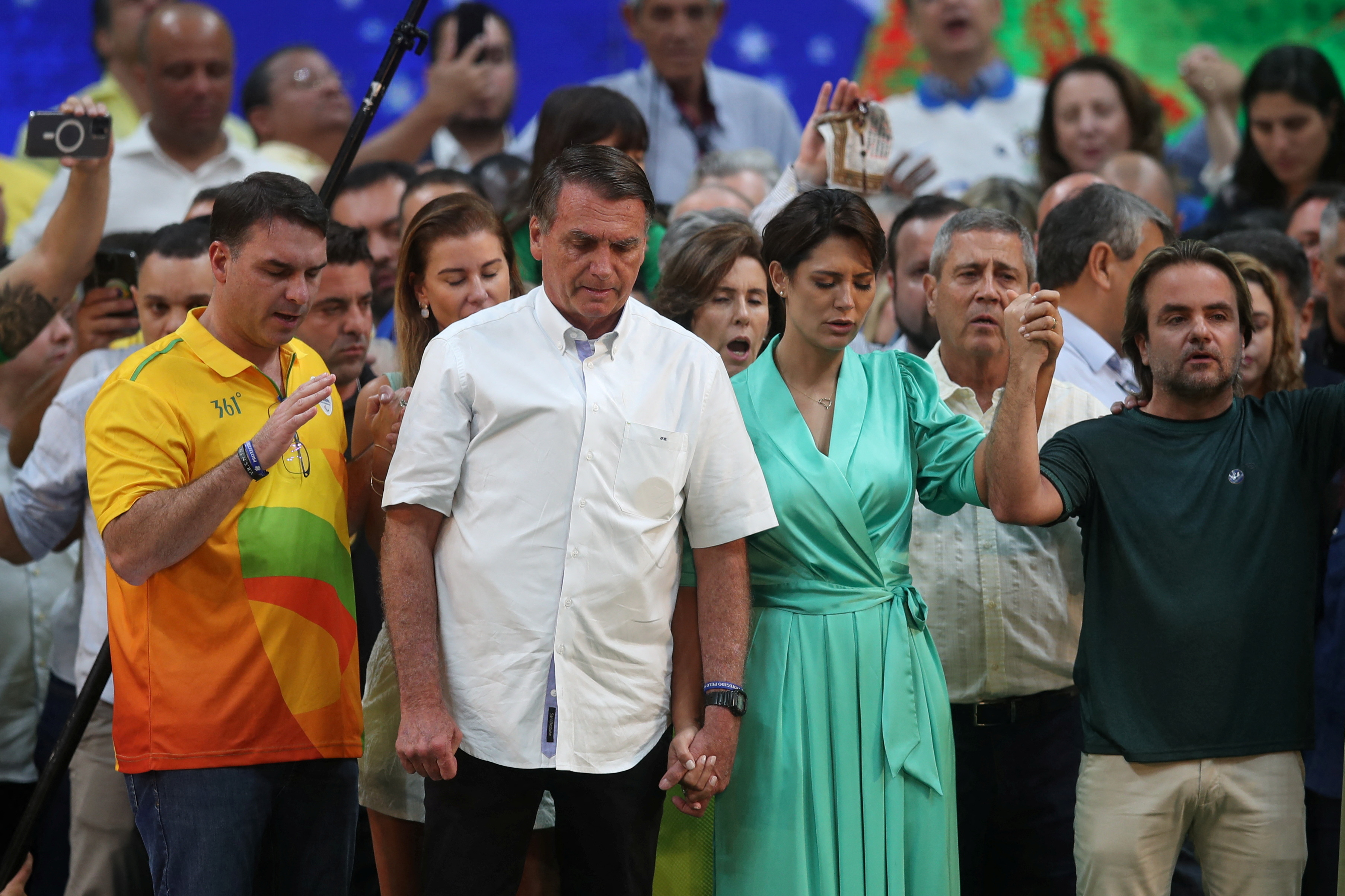 Bolsonaro y su esposa rezando durante el acto (REUTERS/Ricardo Moraes)