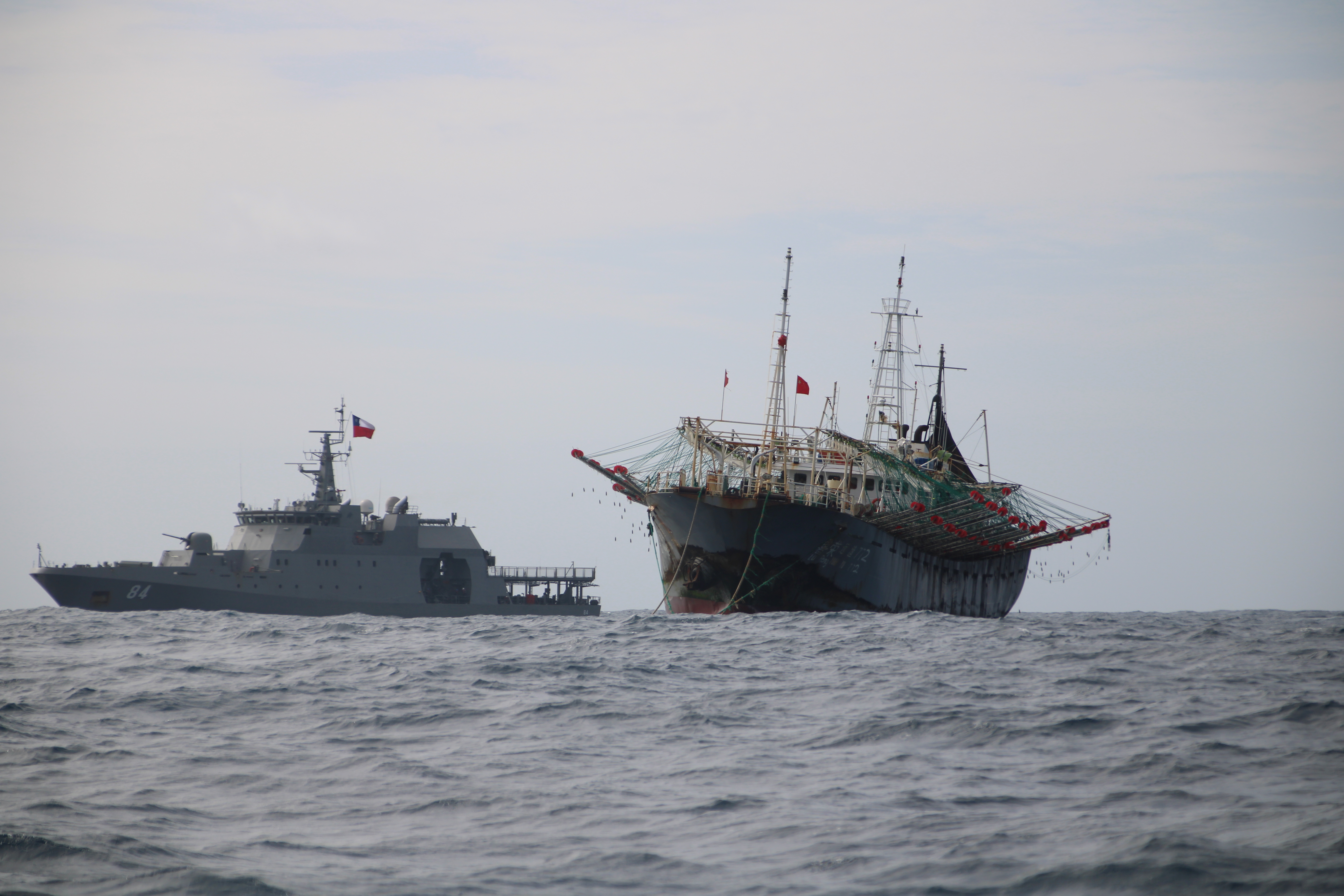 Un buque, que forma parte de una flota de cientos de barcos pesqueros chinos, navega en aguas internacionales del Océano Pacífico cerca de la zona marítima económica exclusiva de Chile (Foto: REUTERS)
