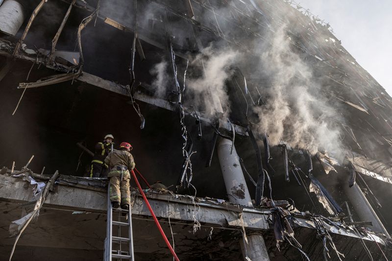 Los bomberos trabajan en el lugar de un ataque a un centro comercial, en Kiev
